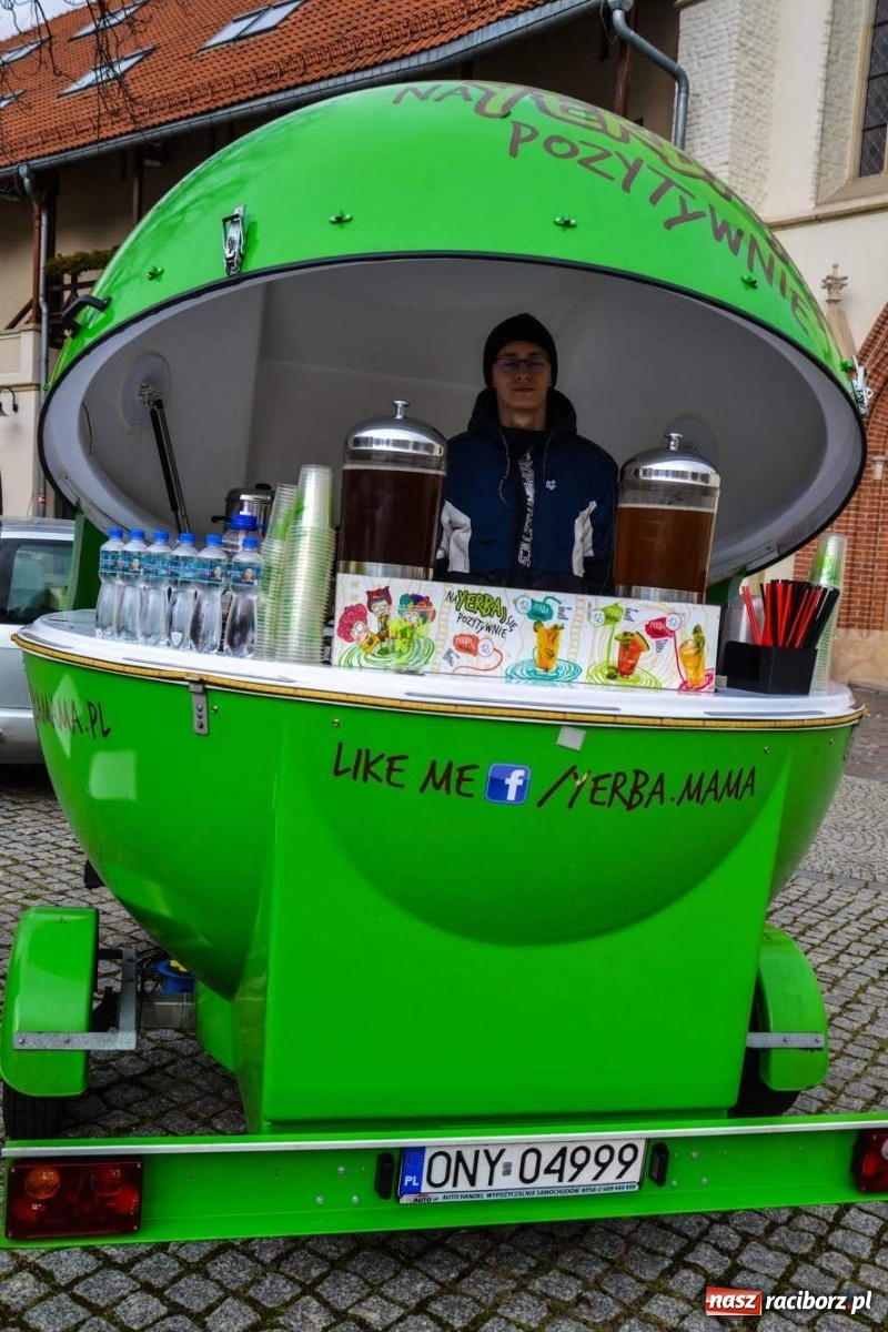 Zdjęcie w galerii na portalu naszraciborz.pl: Jesienna degustacja w plenerze. Food trucki na zamku wiadomości z regionu