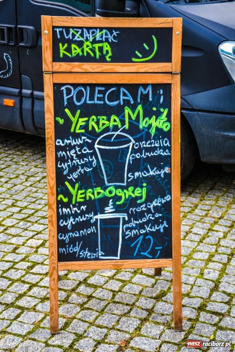 Zdjęcie w galerii na portalu naszraciborz.pl: Jesienna degustacja w plenerze. Food trucki na zamku wiadomości z regionu