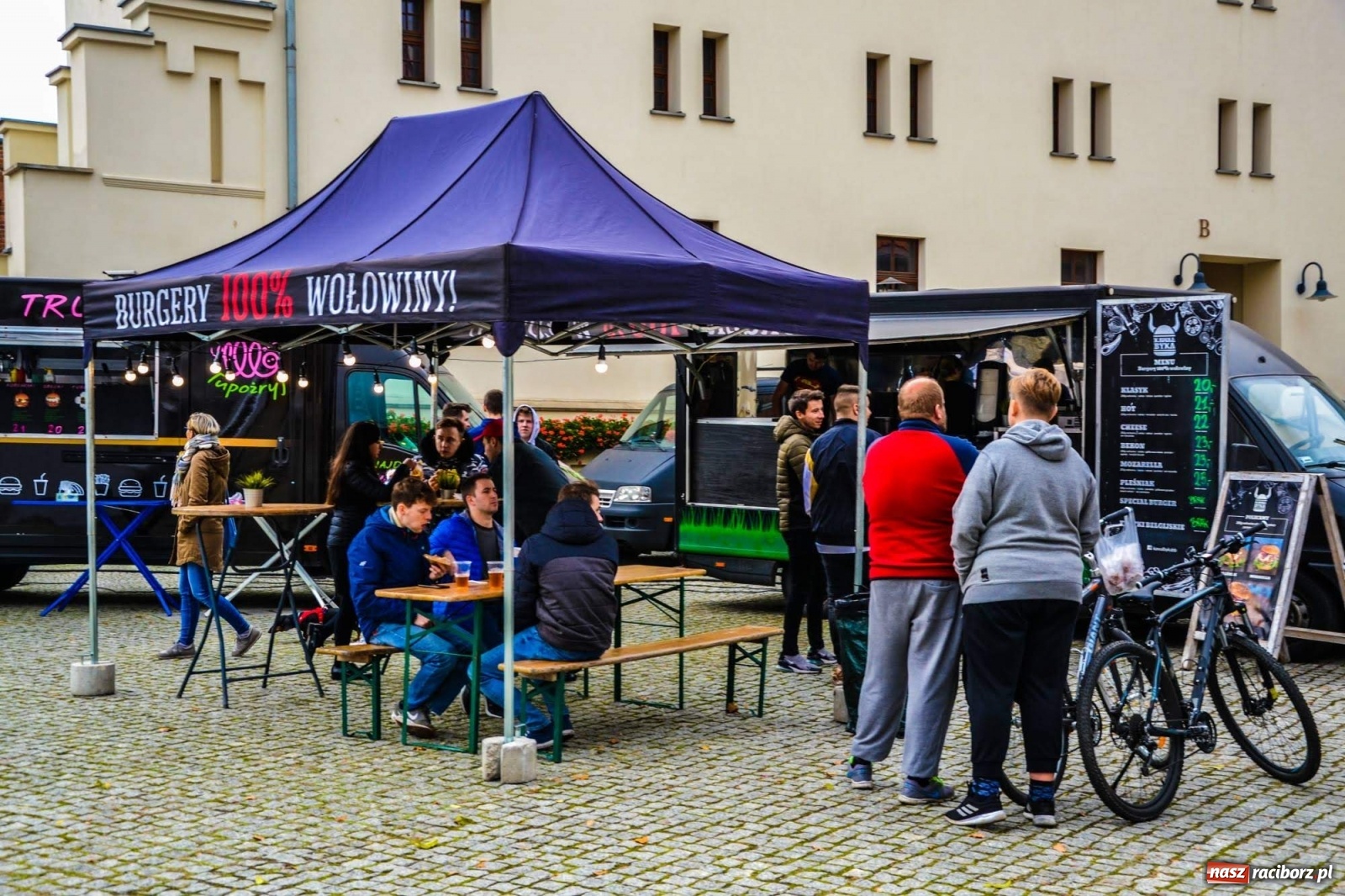 Zdjęcie w galerii na portalu naszraciborz.pl: Jesienna degustacja w plenerze. Food trucki na zamku wiadomości z regionu