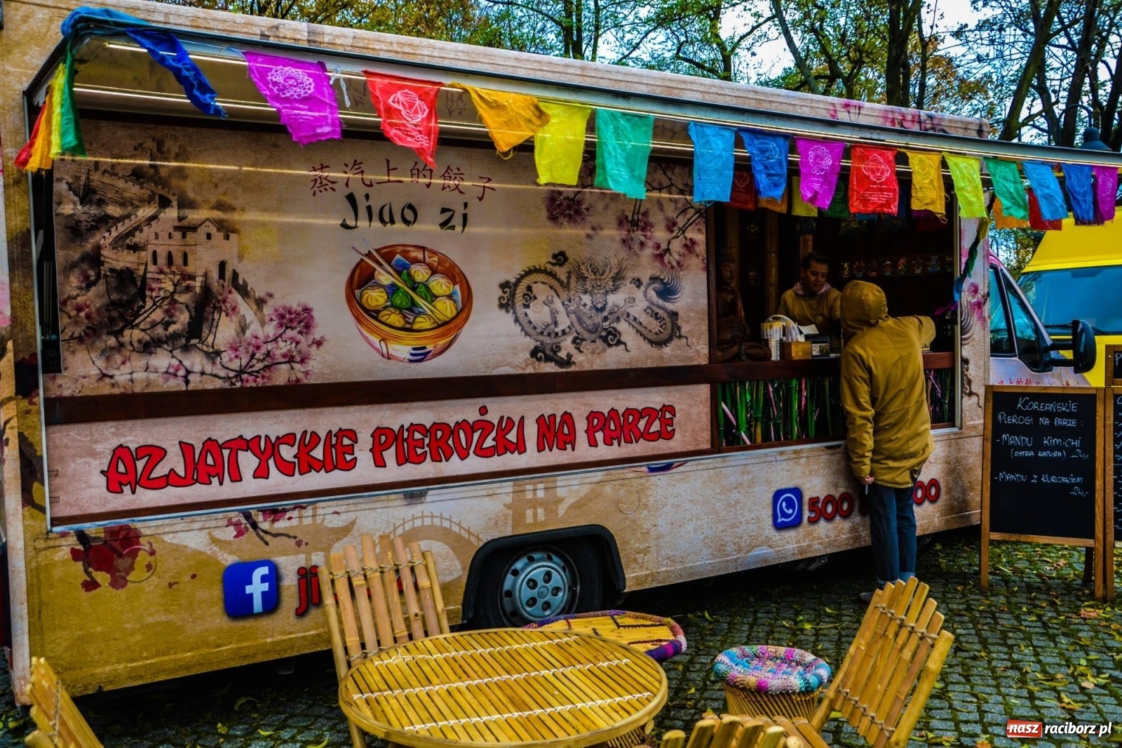 Zdjęcie w galerii na portalu naszraciborz.pl: Jesienna degustacja w plenerze. Food trucki na zamku wiadomości z regionu