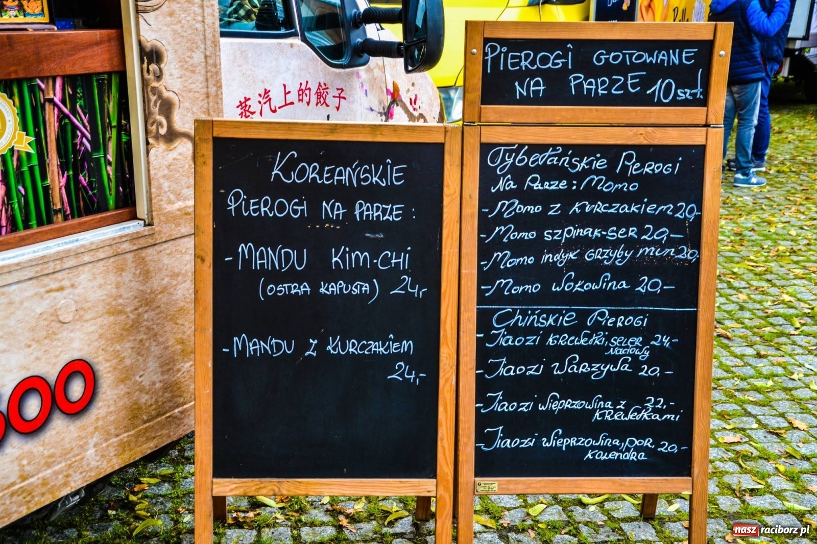 Zdjęcie w galerii na portalu naszraciborz.pl: Jesienna degustacja w plenerze. Food trucki na zamku wiadomości z regionu