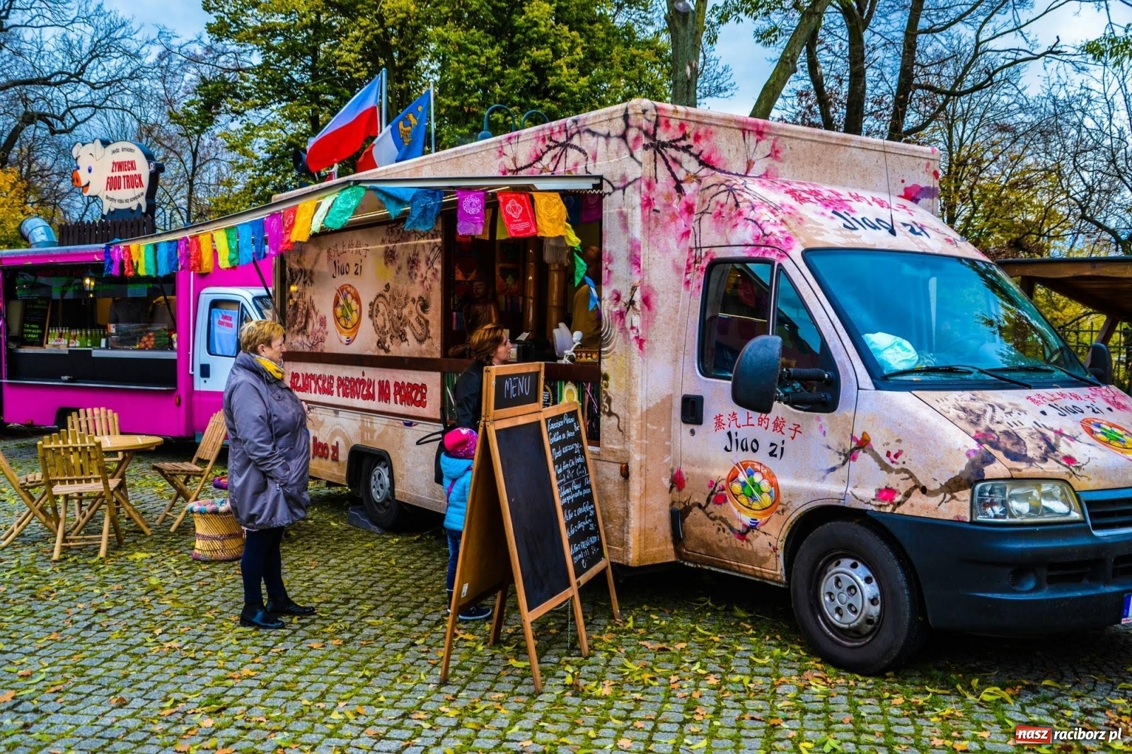 Zdjęcie w galerii na portalu naszraciborz.pl: Jesienna degustacja w plenerze. Food trucki na zamku wiadomości z regionu