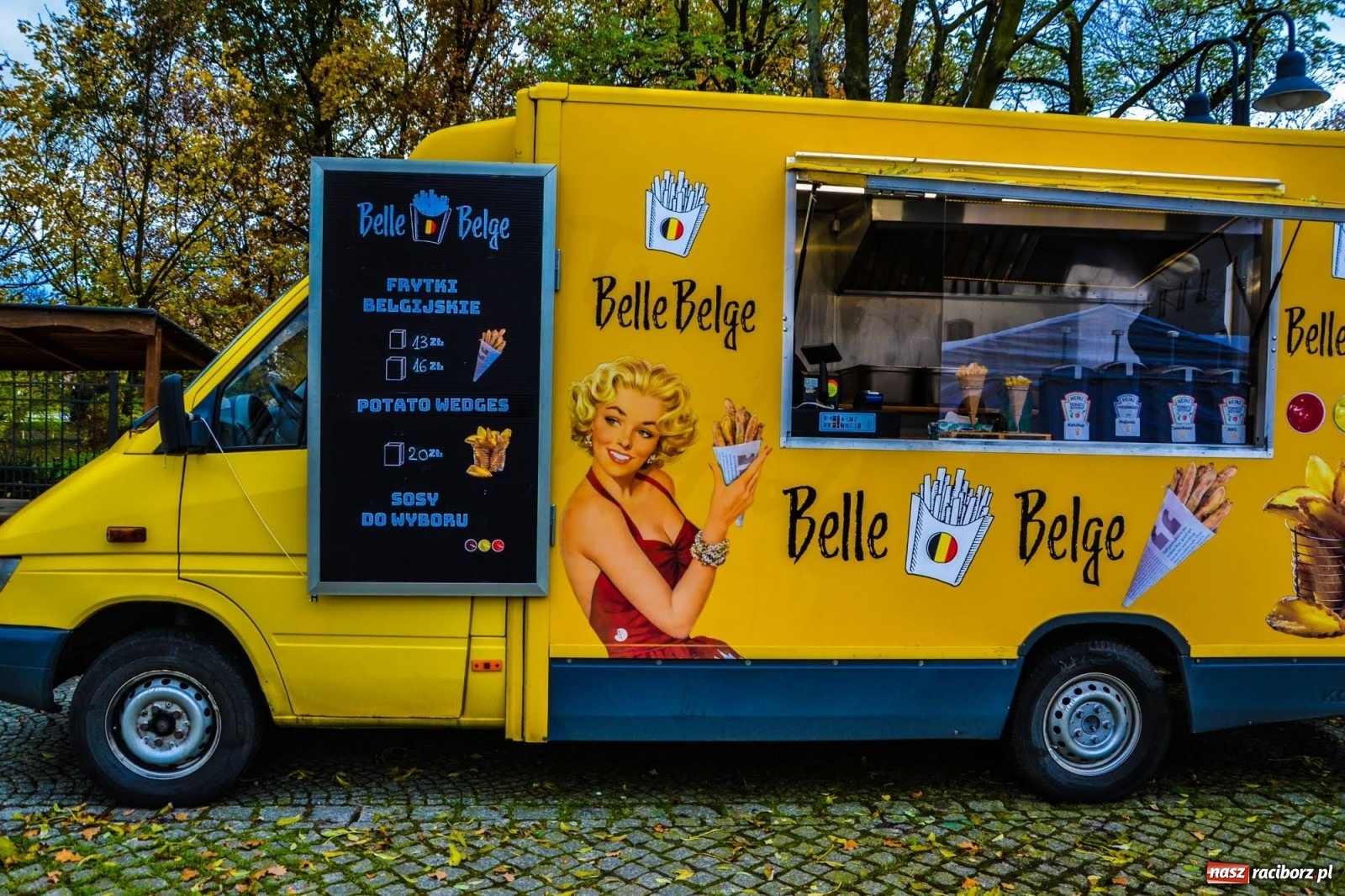 Zdjęcie w galerii na portalu naszraciborz.pl: Jesienna degustacja w plenerze. Food trucki na zamku wiadomości z regionu