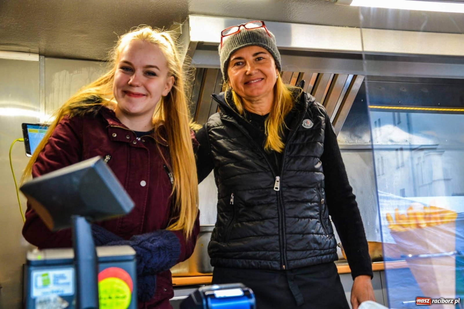 Zdjęcie w galerii na portalu naszraciborz.pl: Jesienna degustacja w plenerze. Food trucki na zamku wiadomości z regionu