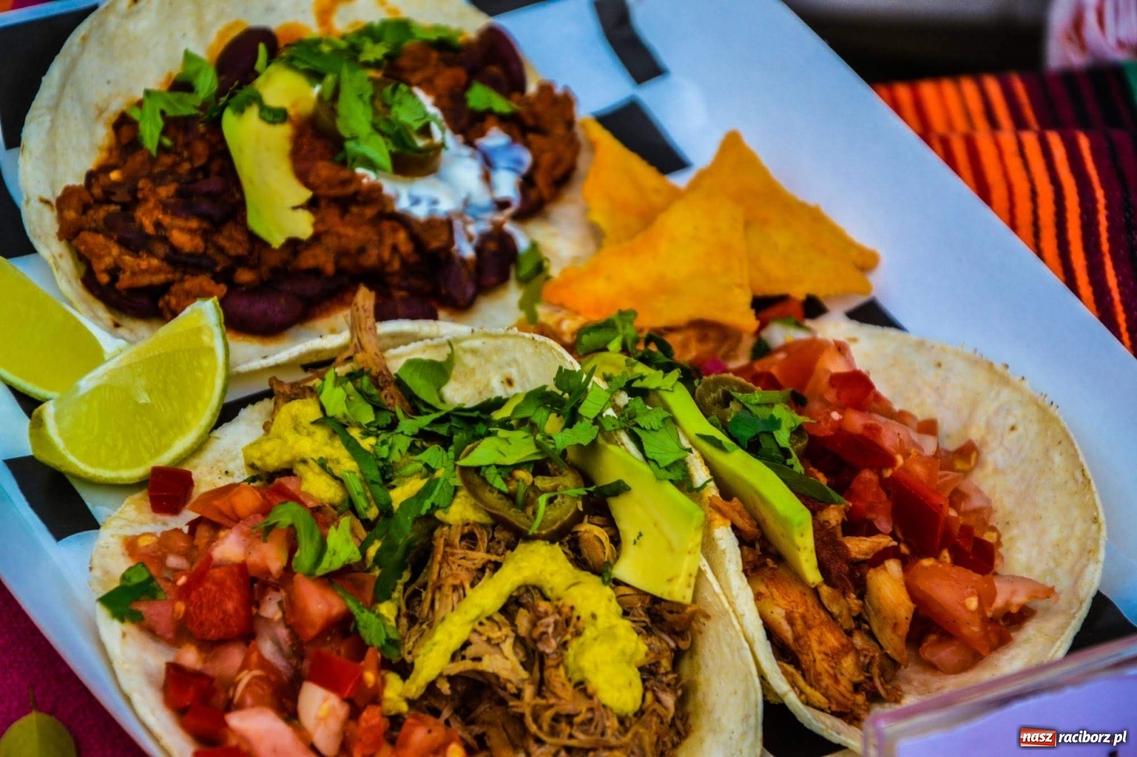 Zdjęcie w galerii na portalu naszraciborz.pl: Jesienna degustacja w plenerze. Food trucki na zamku wiadomości z regionu