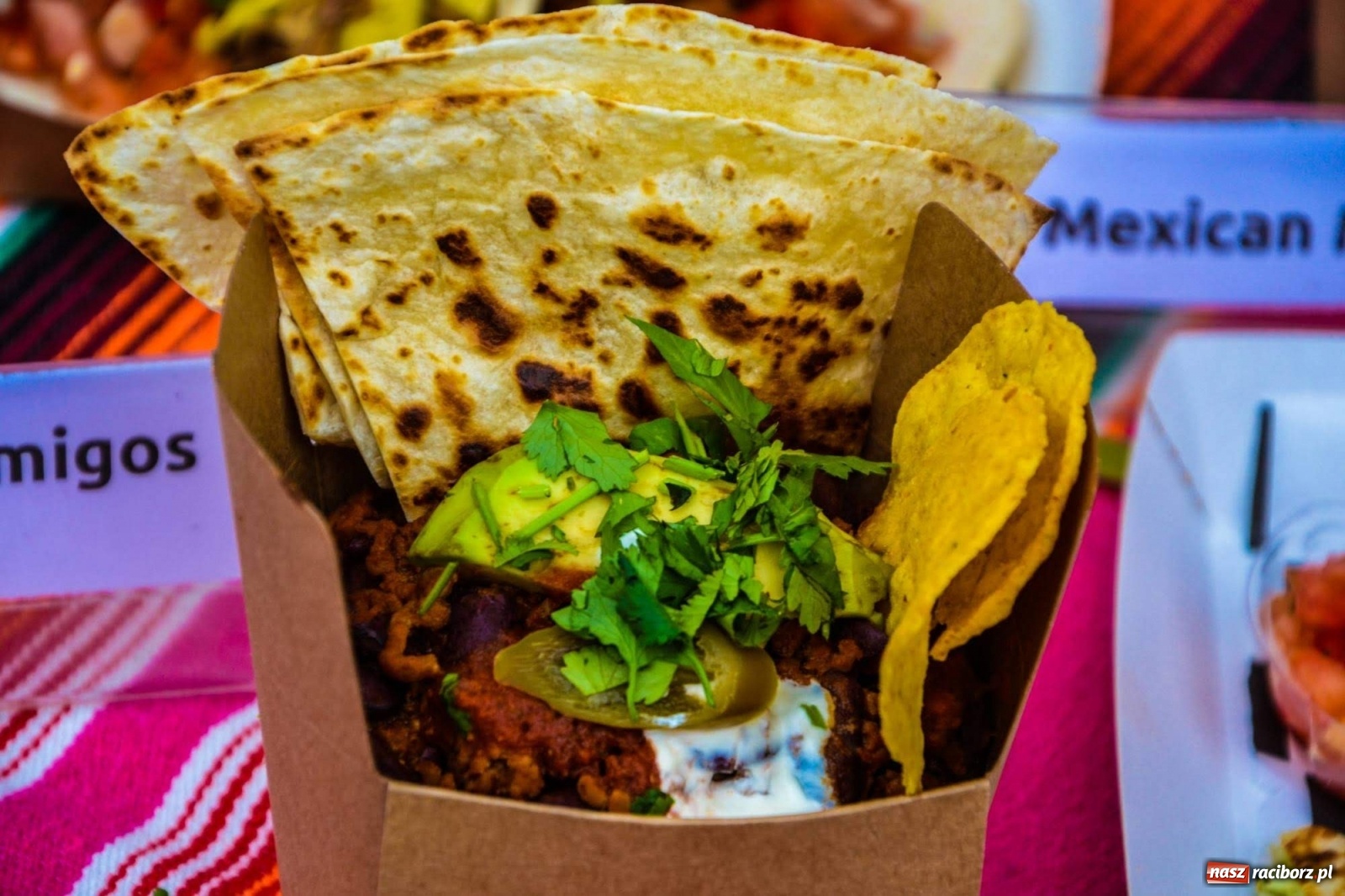 Zdjęcie w galerii na portalu naszraciborz.pl: Jesienna degustacja w plenerze. Food trucki na zamku wiadomości z regionu