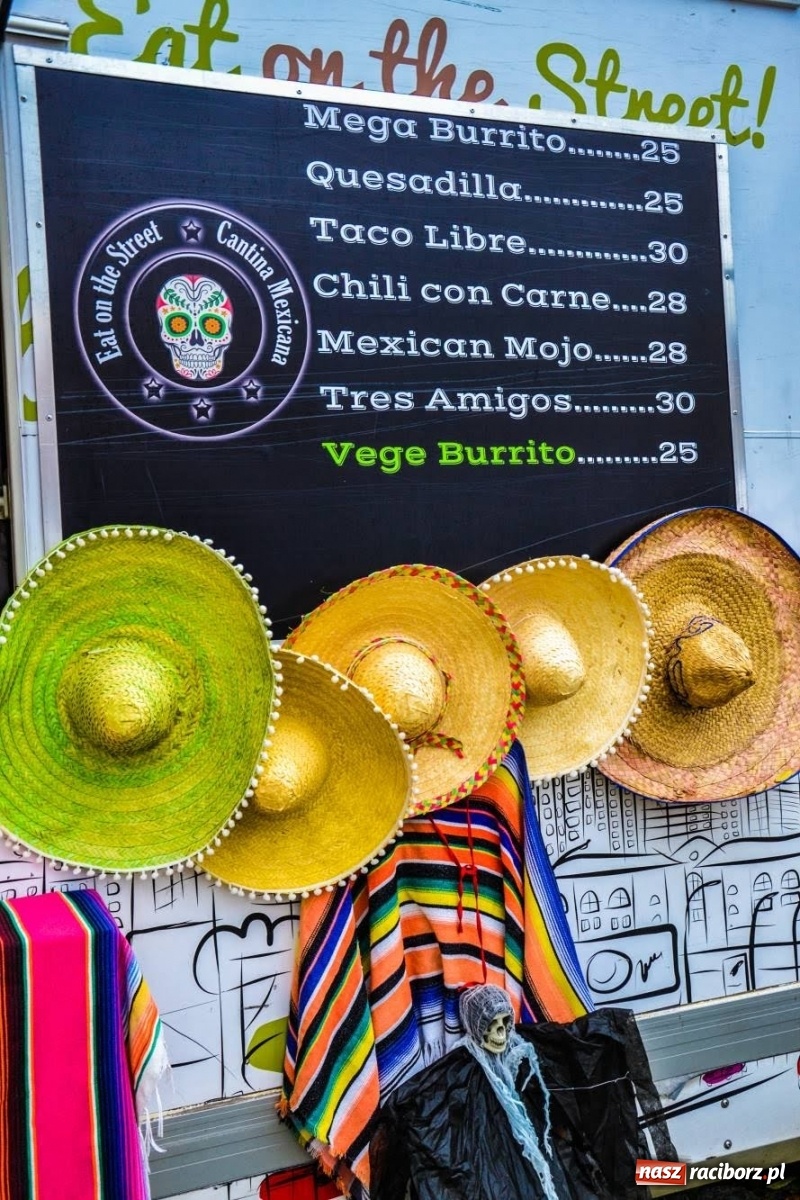 Zdjęcie w galerii na portalu naszraciborz.pl: Jesienna degustacja w plenerze. Food trucki na zamku wiadomości z regionu