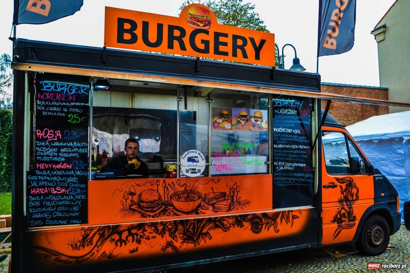 Zdjęcie w galerii na portalu naszraciborz.pl: Jesienna degustacja w plenerze. Food trucki na zamku wiadomości z regionu