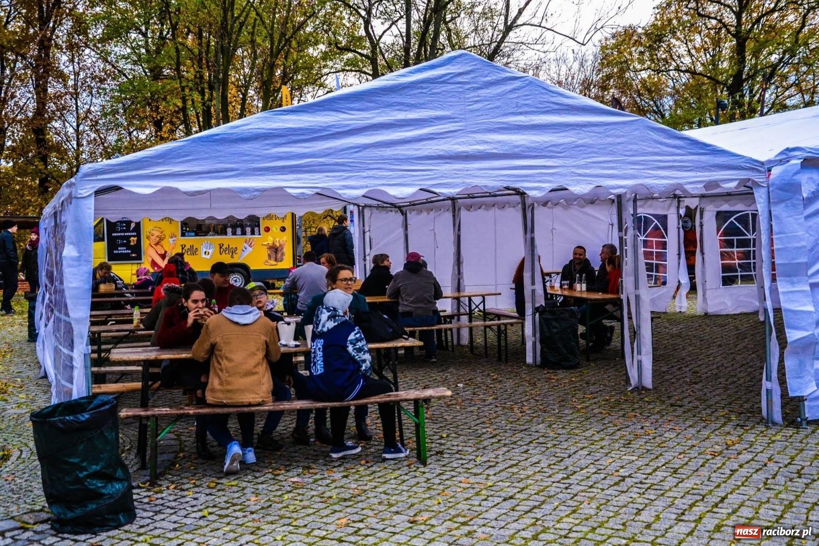 Zdjęcie w galerii na portalu naszraciborz.pl: Jesienna degustacja w plenerze. Food trucki na zamku wiadomości z regionu