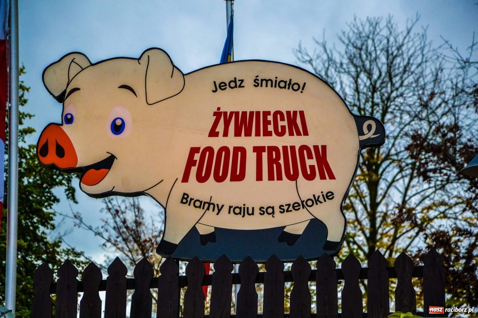 Zdjęcie w galerii na portalu naszraciborz.pl: Jesienna degustacja w plenerze. Food trucki na zamku wiadomości z regionu
