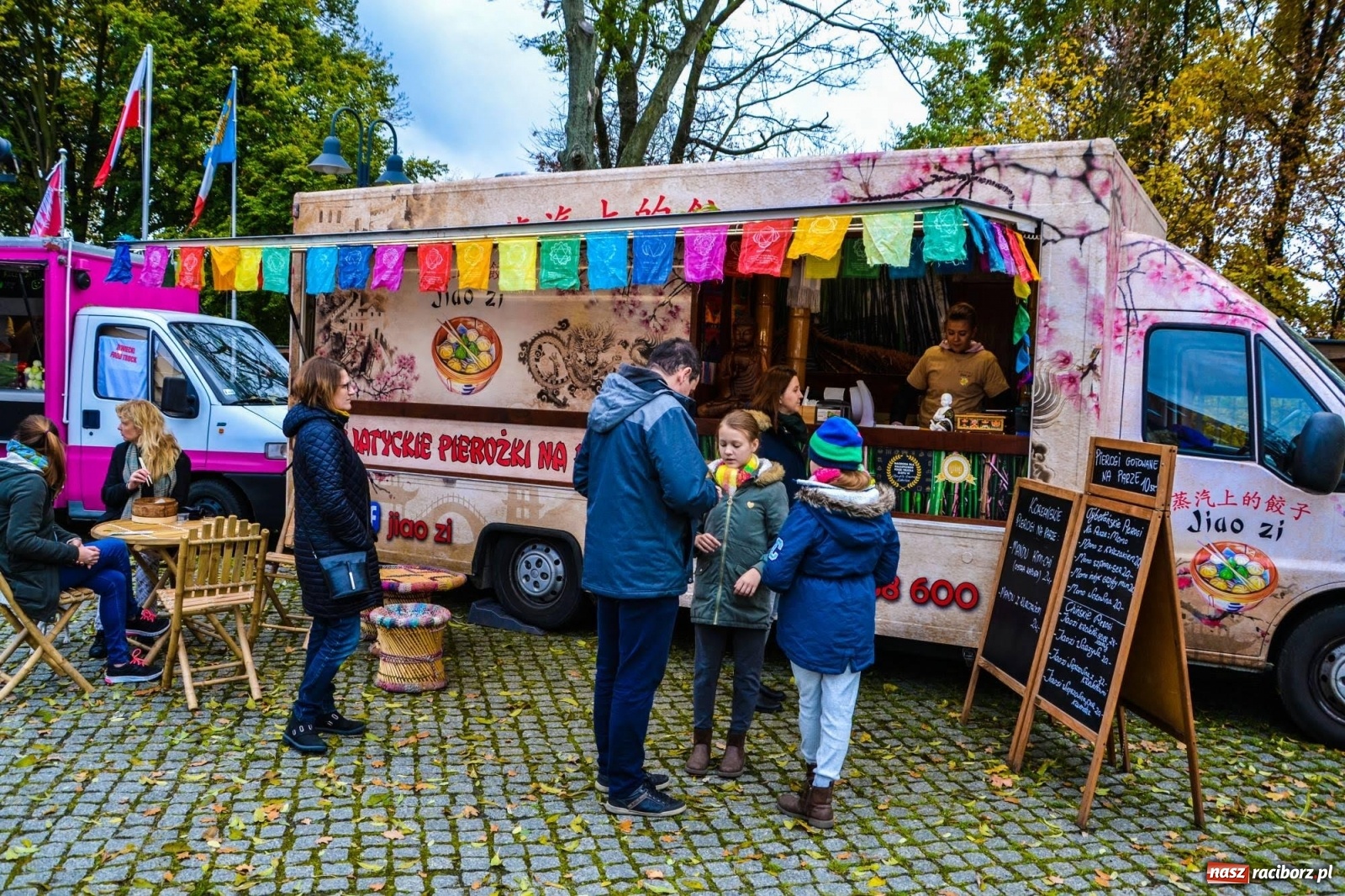 Zdjęcie w galerii na portalu naszraciborz.pl: Jesienna degustacja w plenerze. Food trucki na zamku wiadomości z regionu