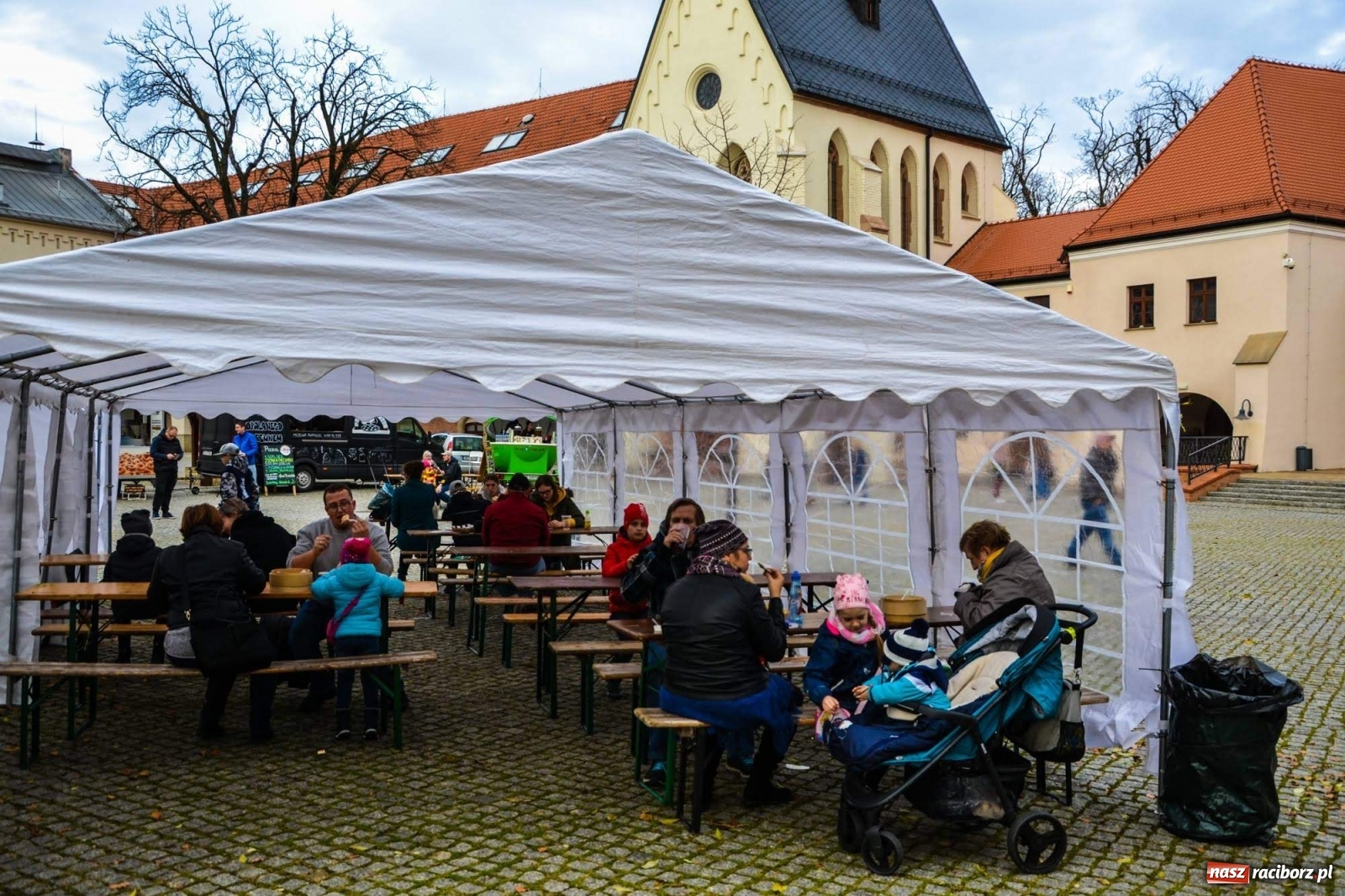 Zdjęcie w galerii na portalu naszraciborz.pl: Jesienna degustacja w plenerze. Food trucki na zamku wiadomości z regionu