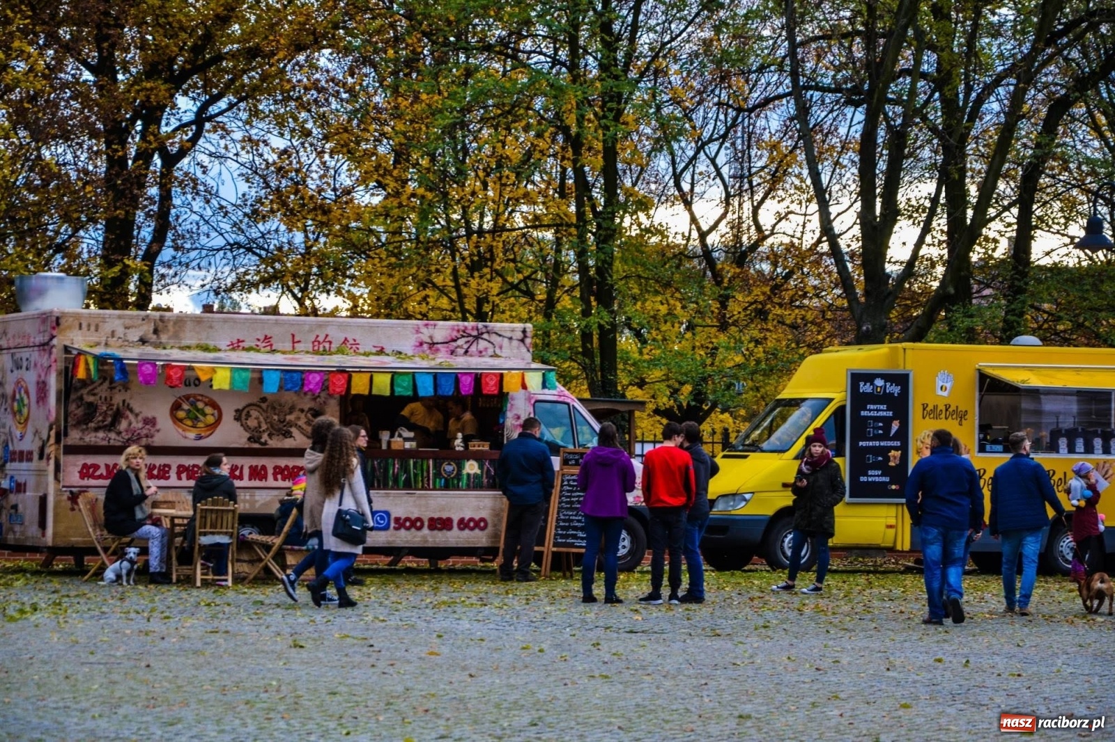Zdjęcie w galerii na portalu naszraciborz.pl: Jesienna degustacja w plenerze. Food trucki na zamku wiadomości z regionu