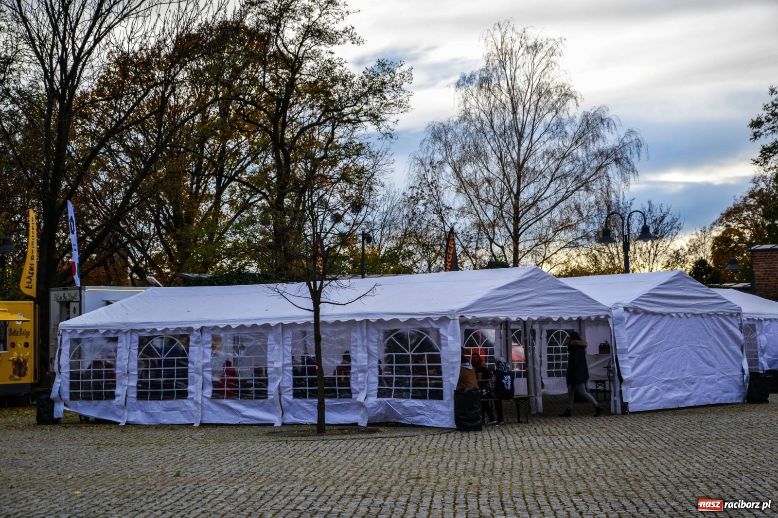 Zdjęcie w galerii na portalu naszraciborz.pl: Jesienna degustacja w plenerze. Food trucki na zamku wiadomości z regionu