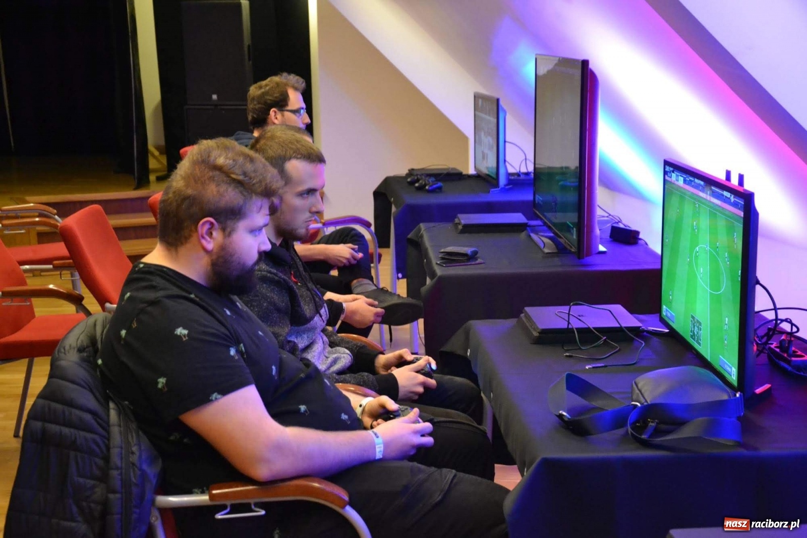 Zdjęcie w galerii na portalu naszraciborz.pl: Na zamku rozegrano turniej w FIFA20  wiadomości z regionu