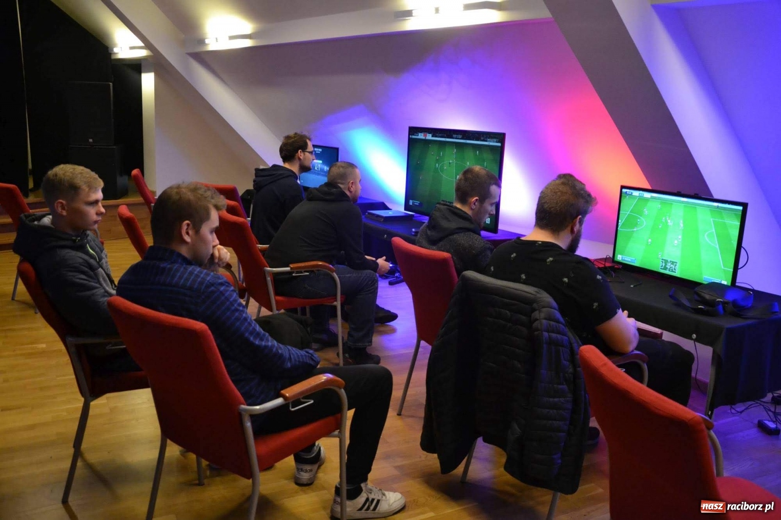 Zdjęcie w galerii na portalu naszraciborz.pl: Na zamku rozegrano turniej w FIFA20  wiadomości z regionu