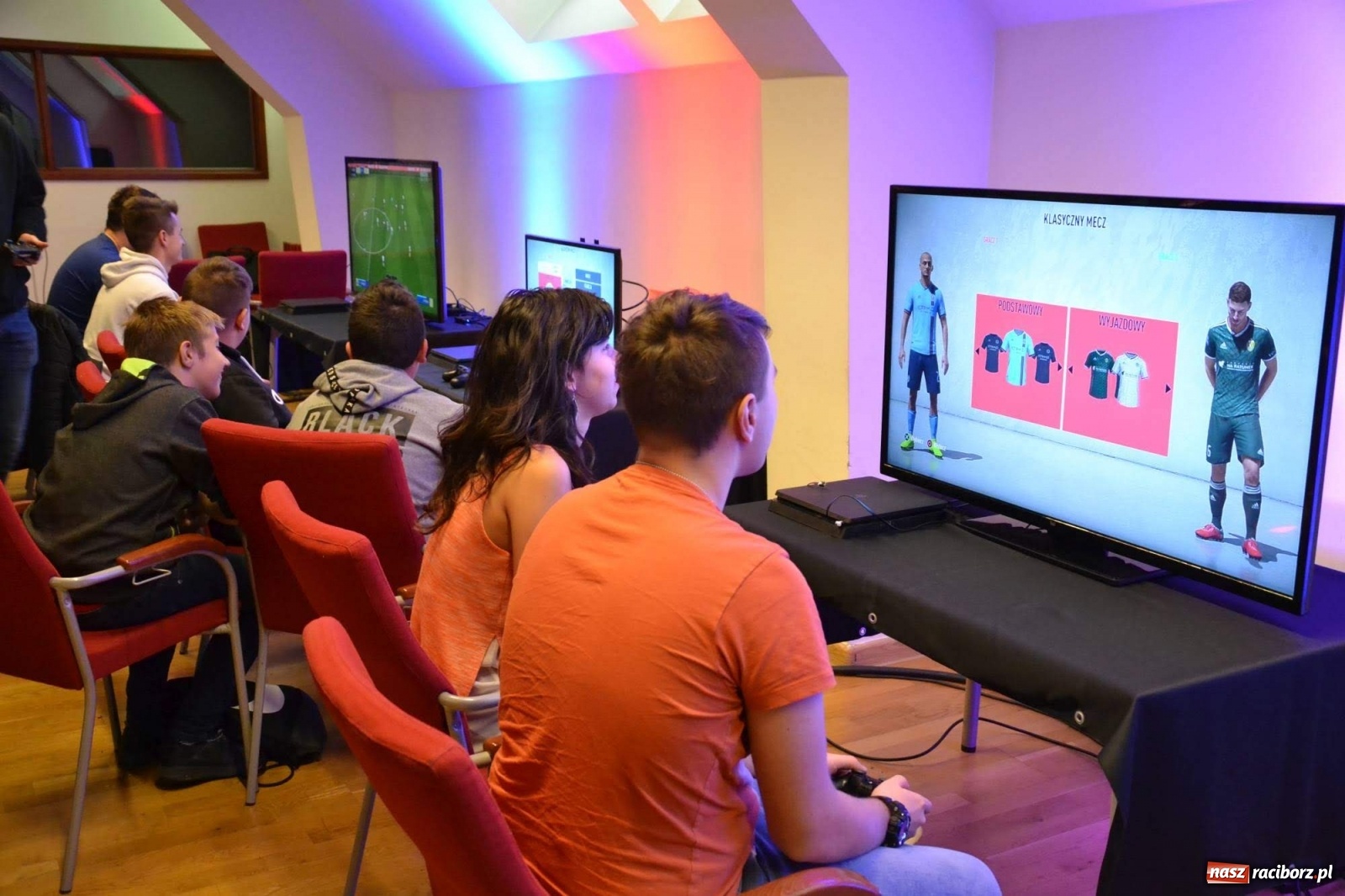 Zdjęcie w galerii na portalu naszraciborz.pl: Na zamku rozegrano turniej w FIFA20  wiadomości z regionu