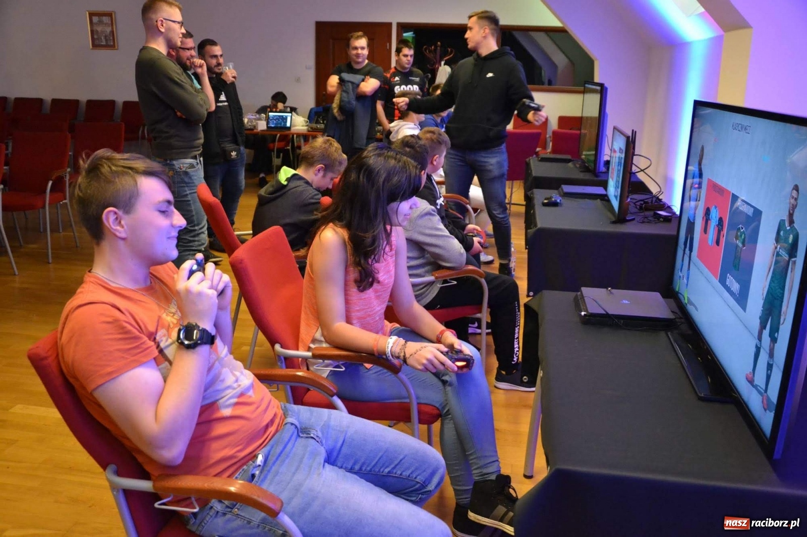 Zdjęcie w galerii na portalu naszraciborz.pl: Na zamku rozegrano turniej w FIFA20  wiadomości z regionu