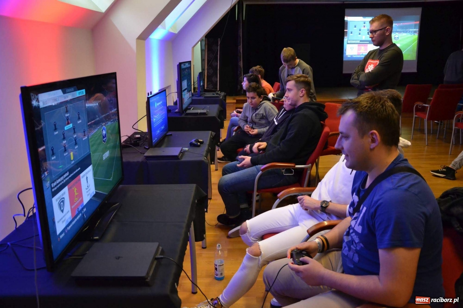 Zdjęcie w galerii na portalu naszraciborz.pl: Na zamku rozegrano turniej w FIFA20  wiadomości z regionu