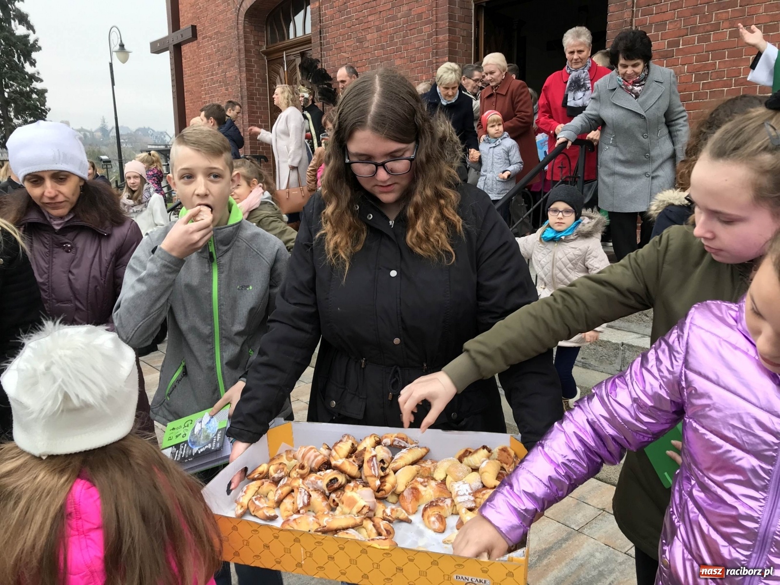 Zdjęcie w galerii na portalu naszraciborz.pl: Proboszcz w obstawie rzymskich legionistów  wiadomości z regionu