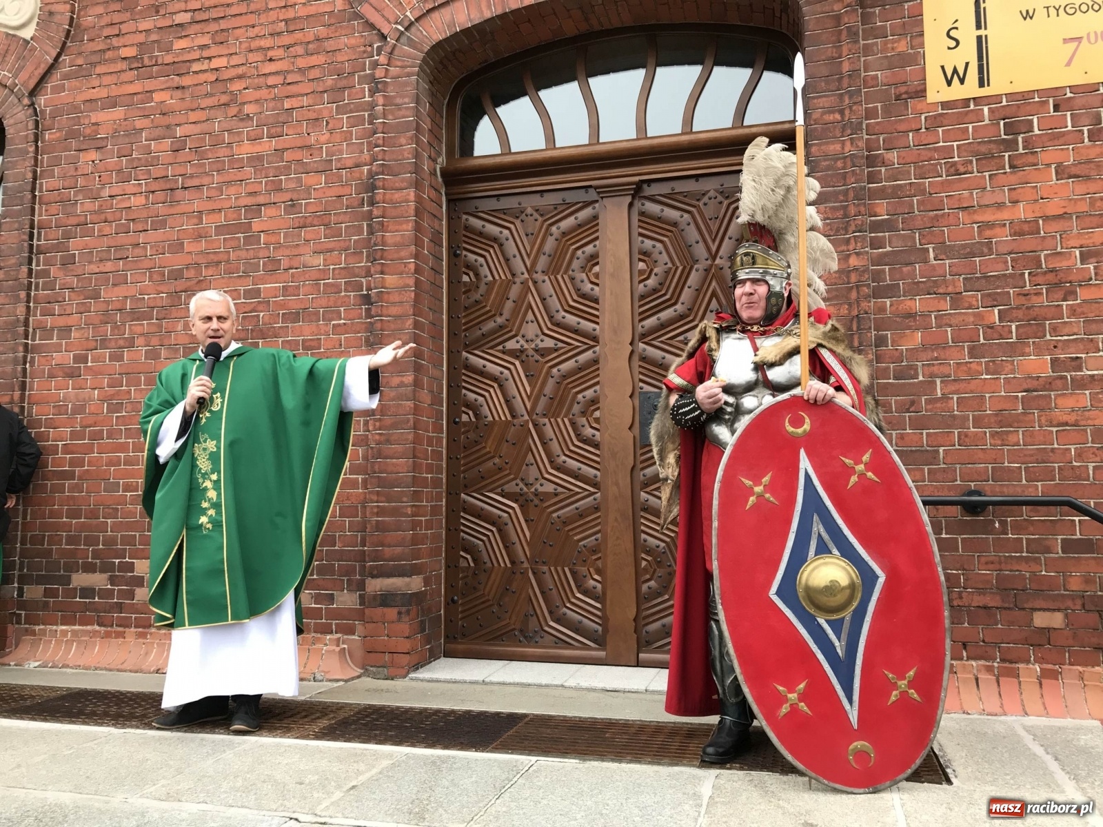 Zdjęcie w galerii na portalu naszraciborz.pl: Proboszcz w obstawie rzymskich legionistów  wiadomości z regionu