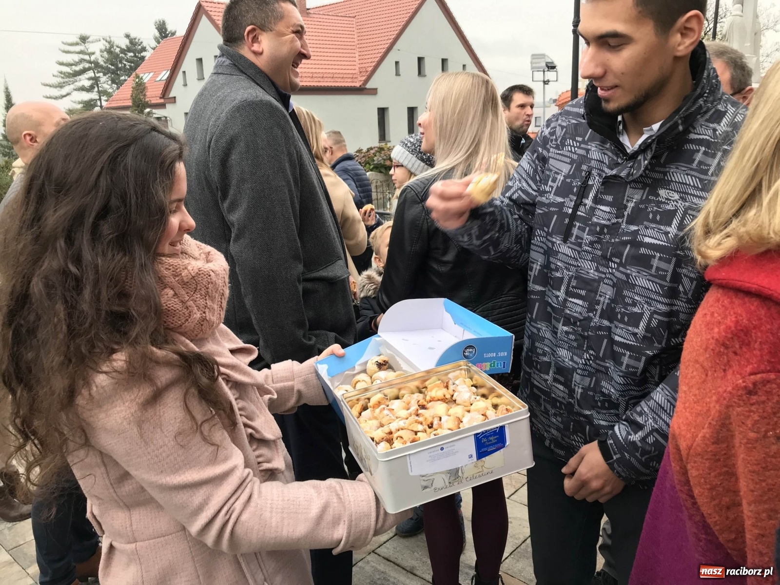 Zdjęcie w galerii na portalu naszraciborz.pl: Proboszcz w obstawie rzymskich legionistów  wiadomości z regionu