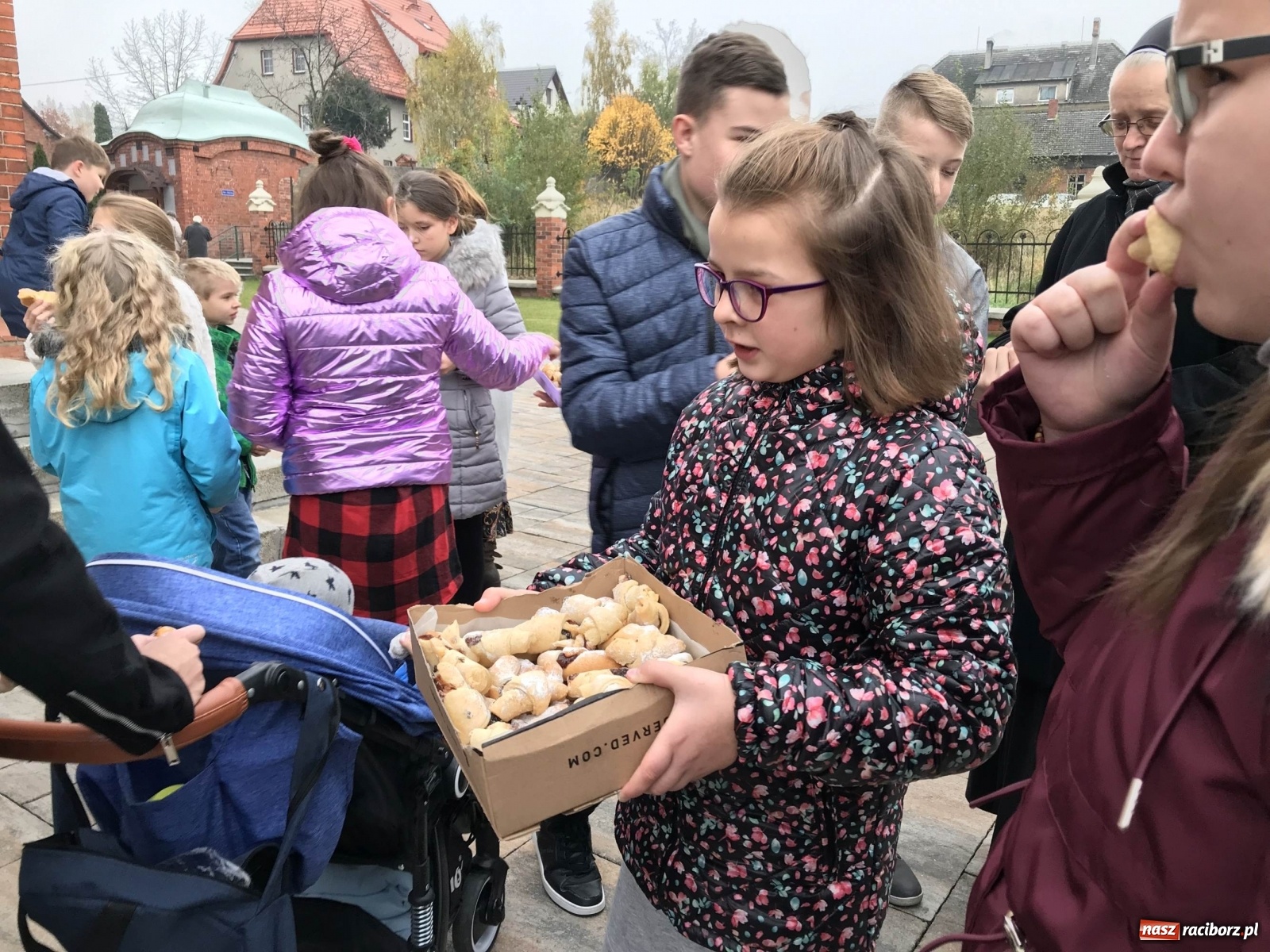 Zdjęcie w galerii na portalu naszraciborz.pl: Proboszcz w obstawie rzymskich legionistów  wiadomości z regionu