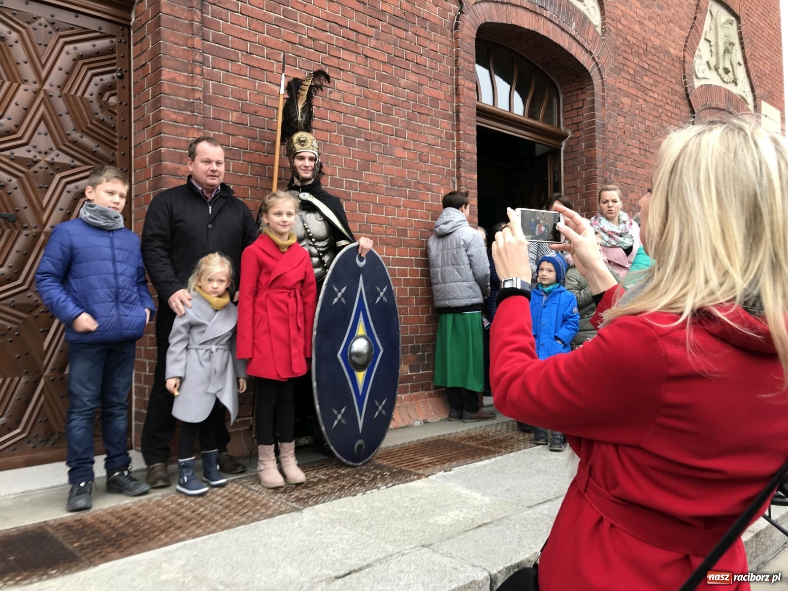 Zdjęcie w galerii na portalu naszraciborz.pl: Proboszcz w obstawie rzymskich legionistów  wiadomości z regionu