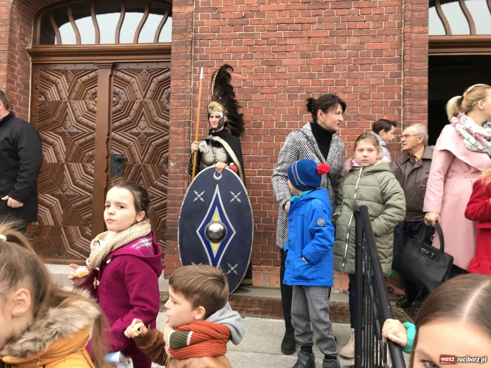 Zdjęcie w galerii na portalu naszraciborz.pl: Proboszcz w obstawie rzymskich legionistów  wiadomości z regionu