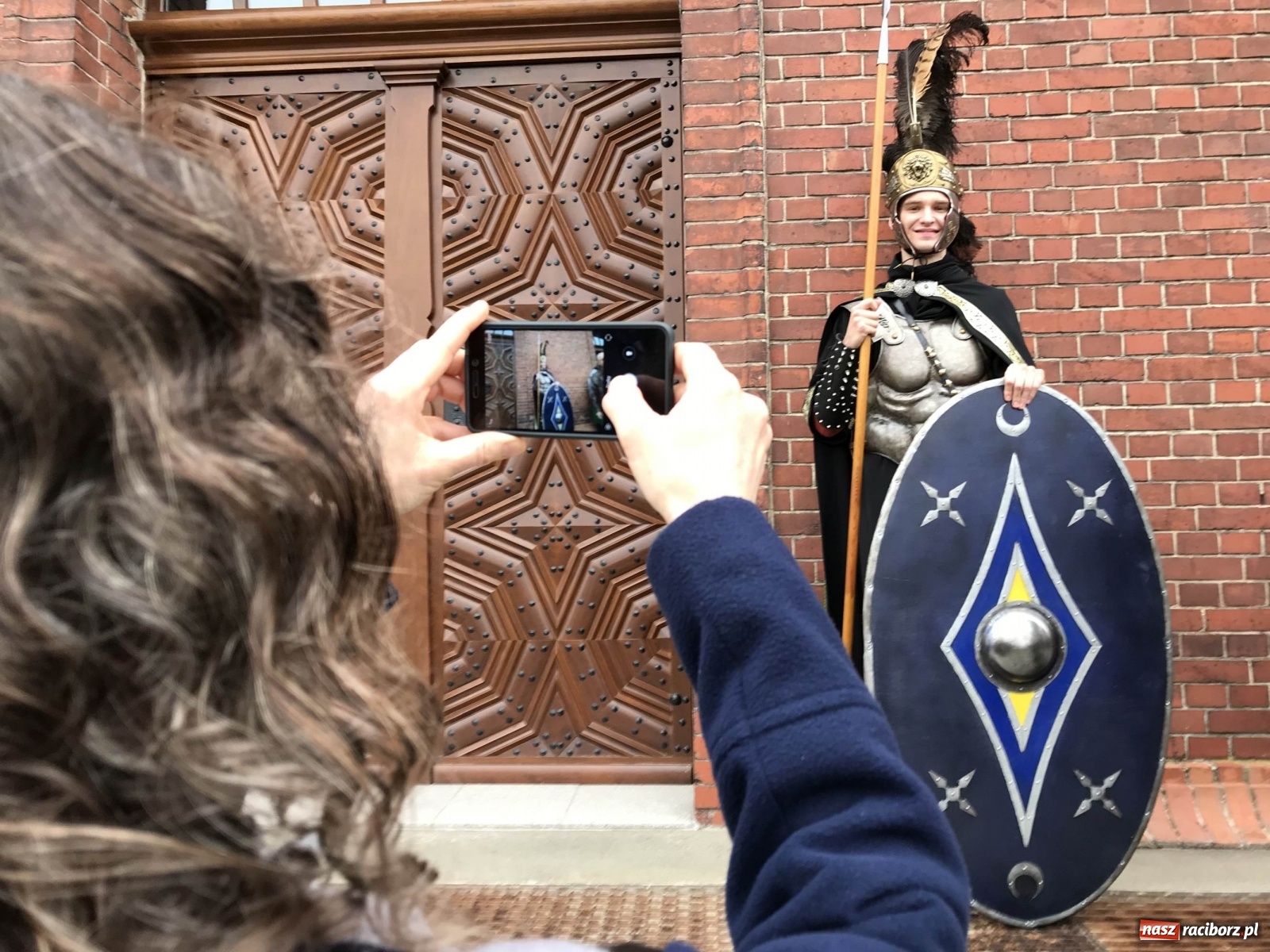 Zdjęcie w galerii na portalu naszraciborz.pl: Proboszcz w obstawie rzymskich legionistów  wiadomości z regionu