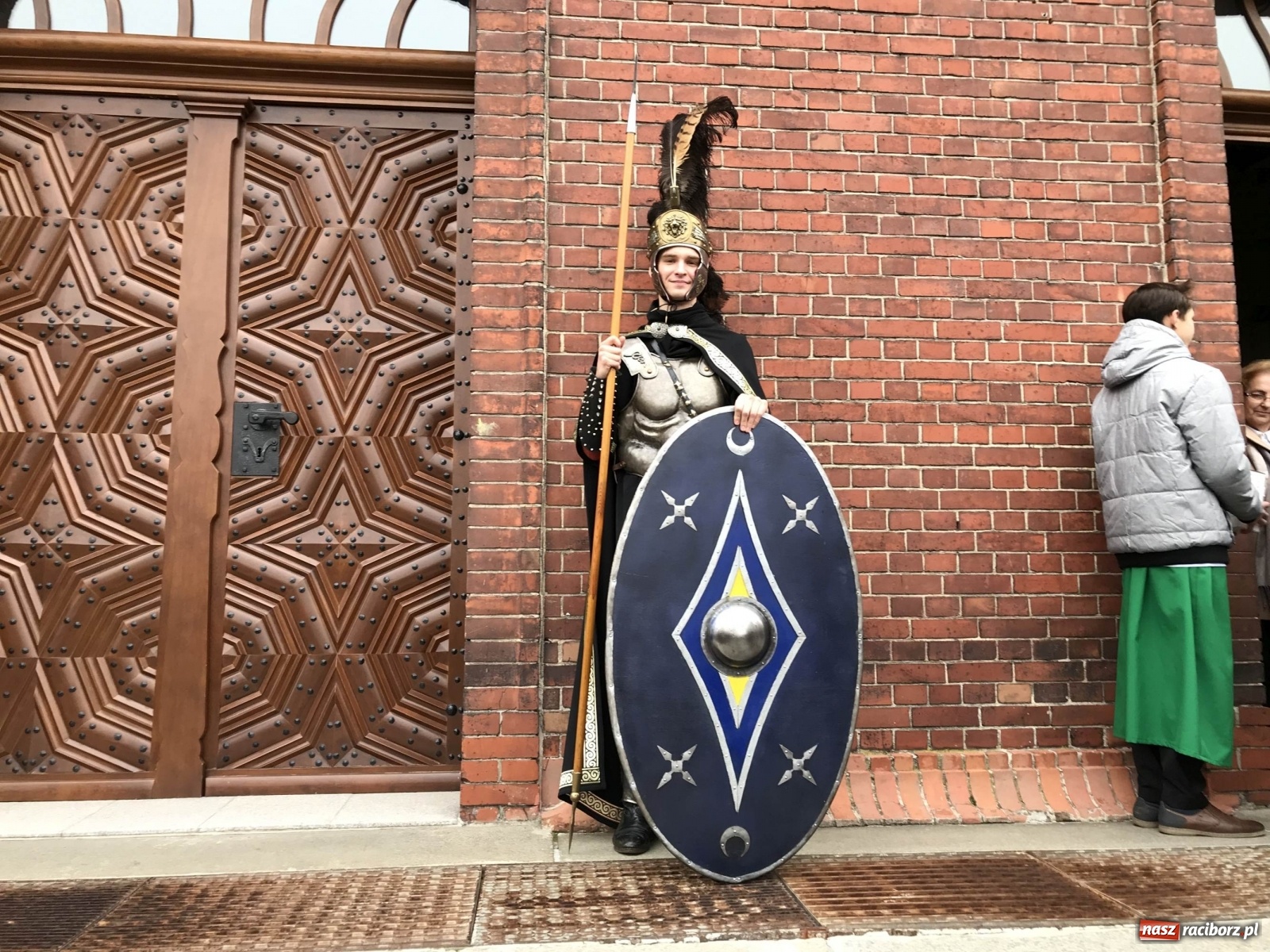 Zdjęcie w galerii na portalu naszraciborz.pl: Proboszcz w obstawie rzymskich legionistów  wiadomości z regionu