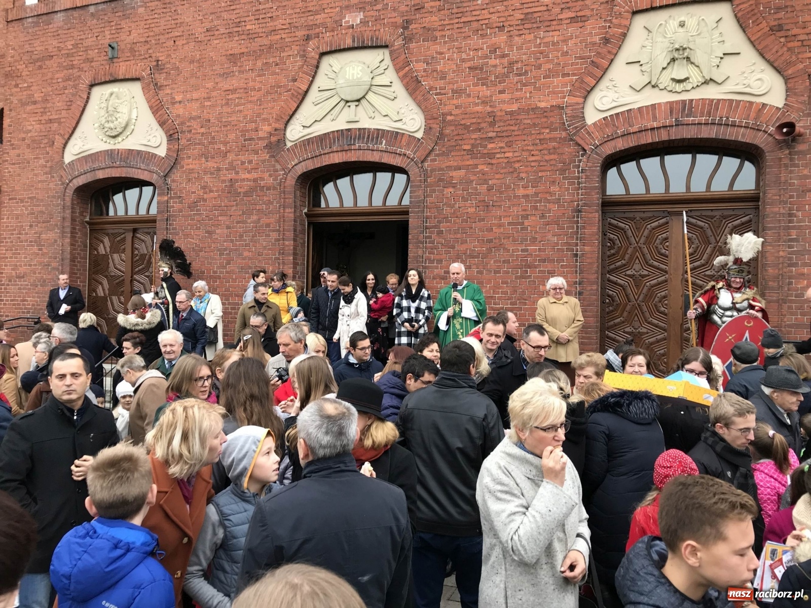 Zdjęcie w galerii na portalu naszraciborz.pl: Proboszcz w obstawie rzymskich legionistów  wiadomości z regionu