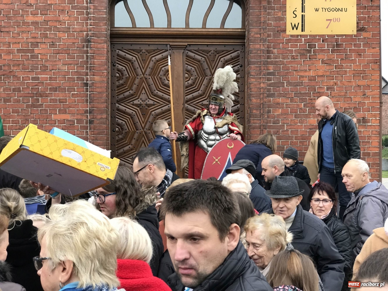 Zdjęcie w galerii na portalu naszraciborz.pl: Proboszcz w obstawie rzymskich legionistów  wiadomości z regionu