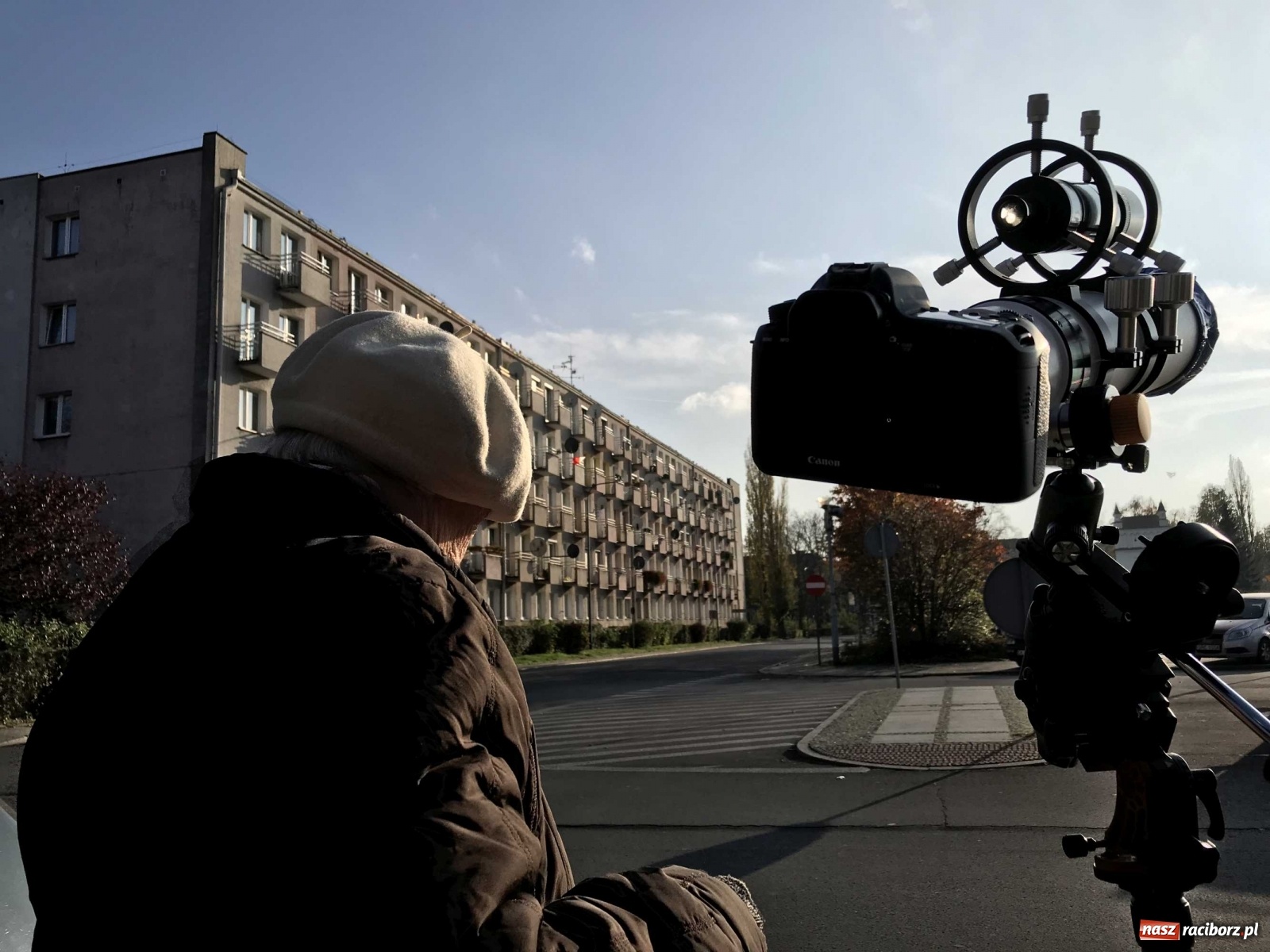Zdjęcie w galerii na portalu naszraciborz.pl: Merkury jak jeden piksel. Małe obserwatorium przy raciborskiej fontannie wiadomości z regionu