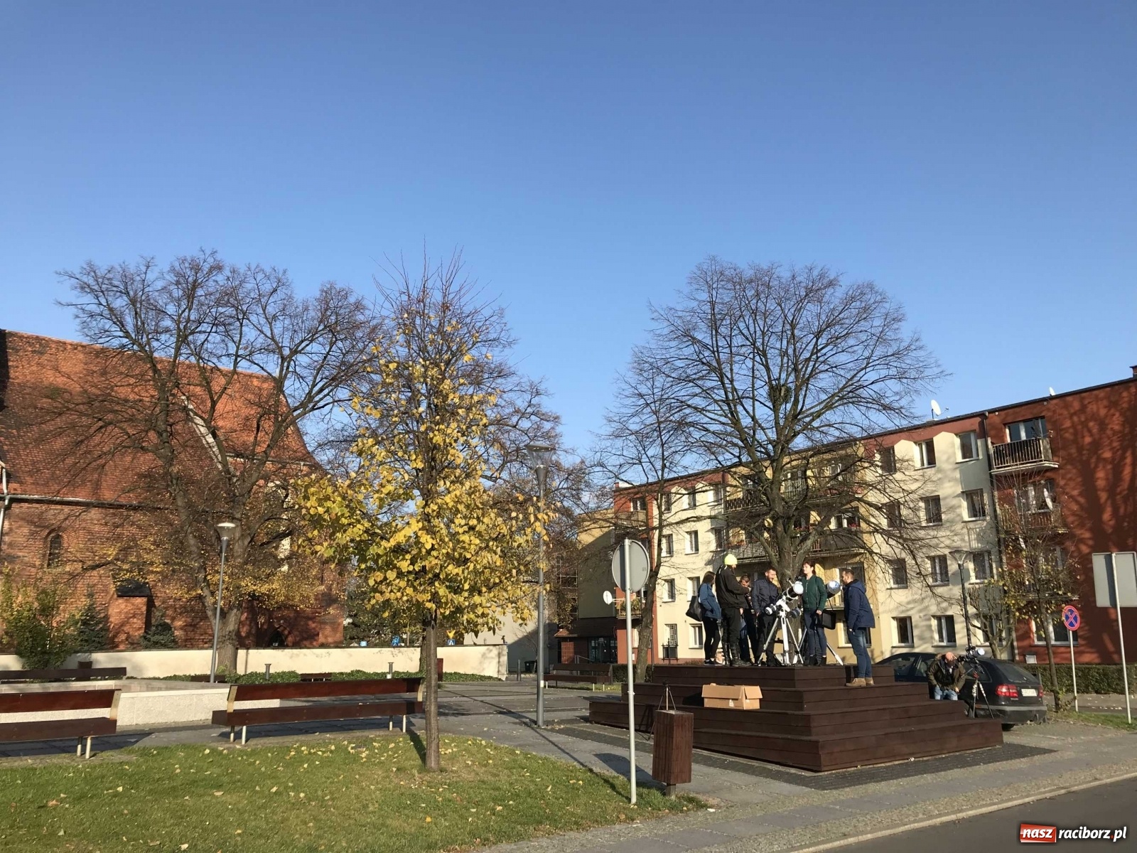 Zdjęcie w galerii na portalu naszraciborz.pl: Merkury jak jeden piksel. Małe obserwatorium przy raciborskiej fontannie wiadomości z regionu