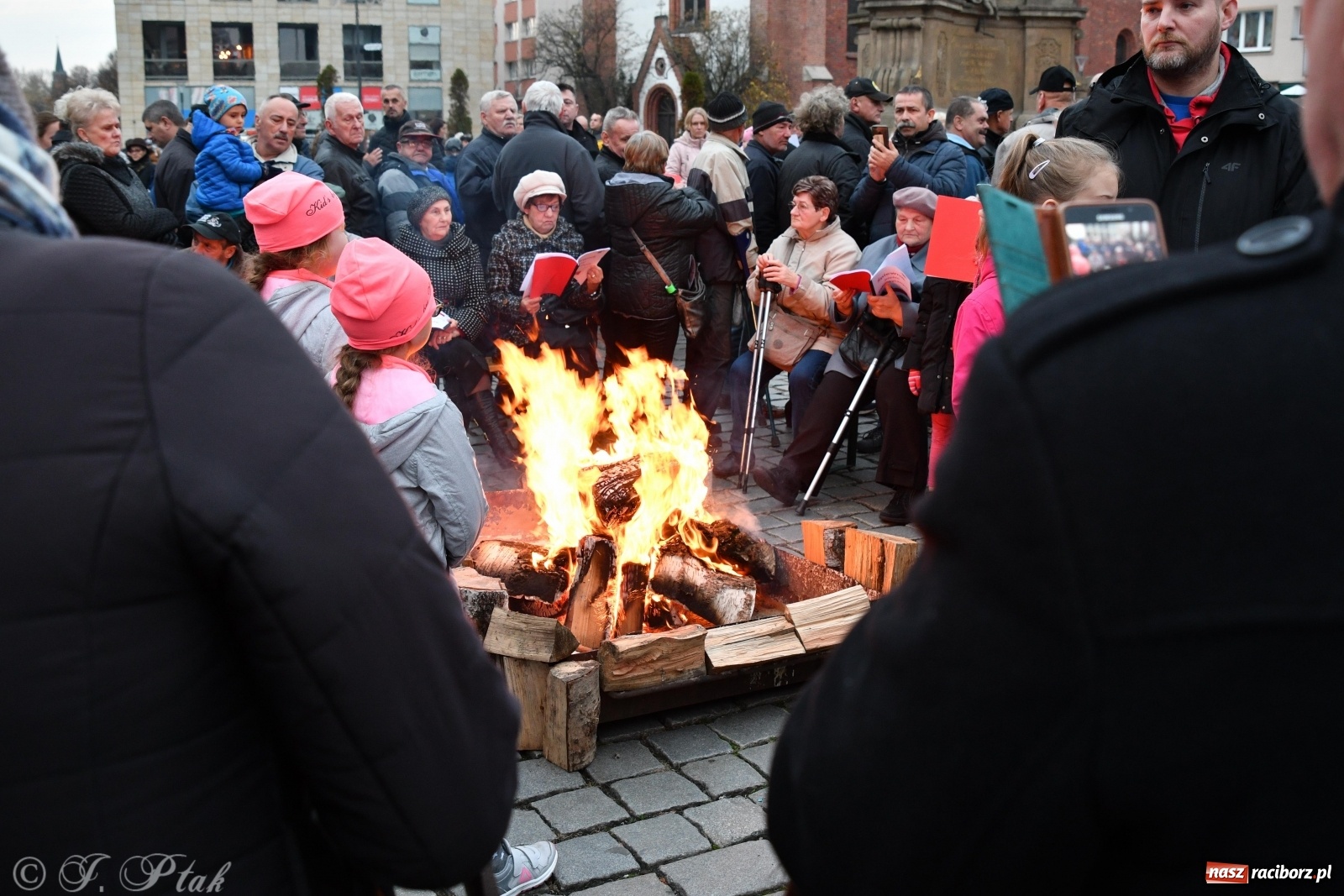 Zdjęcie w galerii na portalu naszraciborz.pl: Racibórz śpiewem świętuje rocznicę odzyskania niepodległości [FOTO i WIDEO] wiadomości z regionu