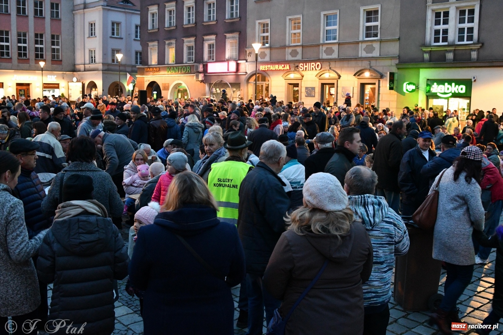 Zdjęcie w galerii na portalu naszraciborz.pl: Racibórz śpiewem świętuje rocznicę odzyskania niepodległości [FOTO i WIDEO] wiadomości z regionu