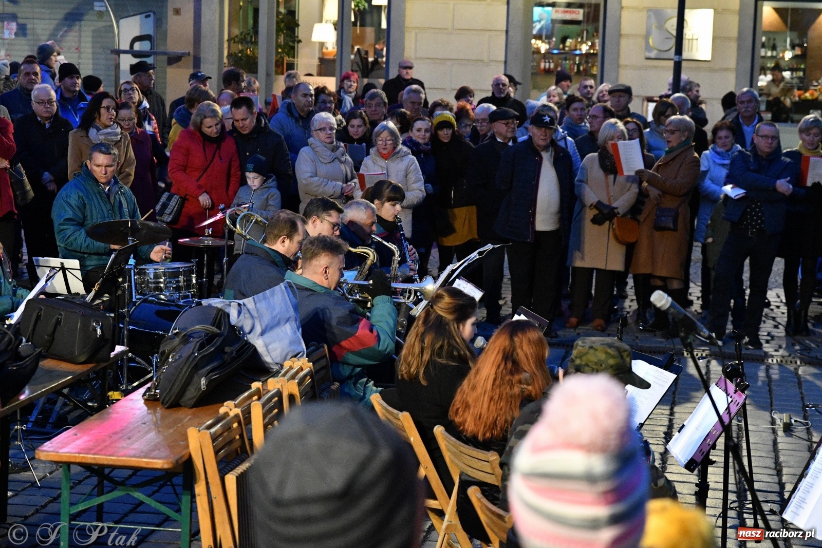 Zdjęcie w galerii na portalu naszraciborz.pl: Racibórz śpiewem świętuje rocznicę odzyskania niepodległości [FOTO i WIDEO] wiadomości z regionu