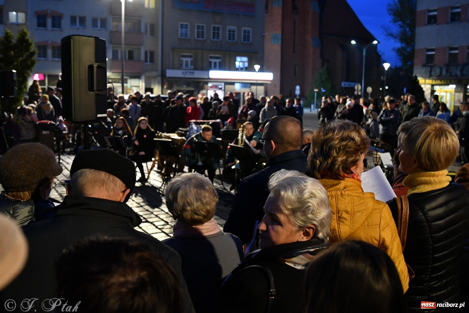 Zdjęcie w galerii na portalu naszraciborz.pl: Racibórz śpiewem świętuje rocznicę odzyskania niepodległości [FOTO i WIDEO] wiadomości z regionu