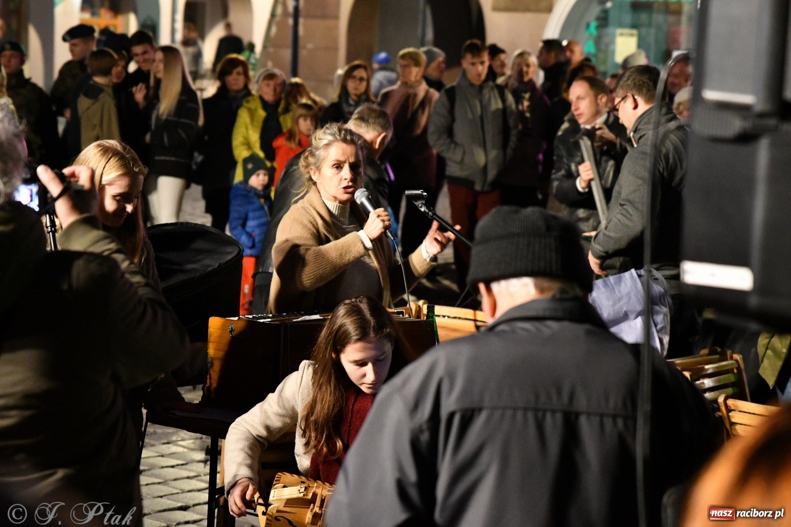 Zdjęcie w galerii na portalu naszraciborz.pl: Racibórz śpiewem świętuje rocznicę odzyskania niepodległości [FOTO i WIDEO] wiadomości z regionu