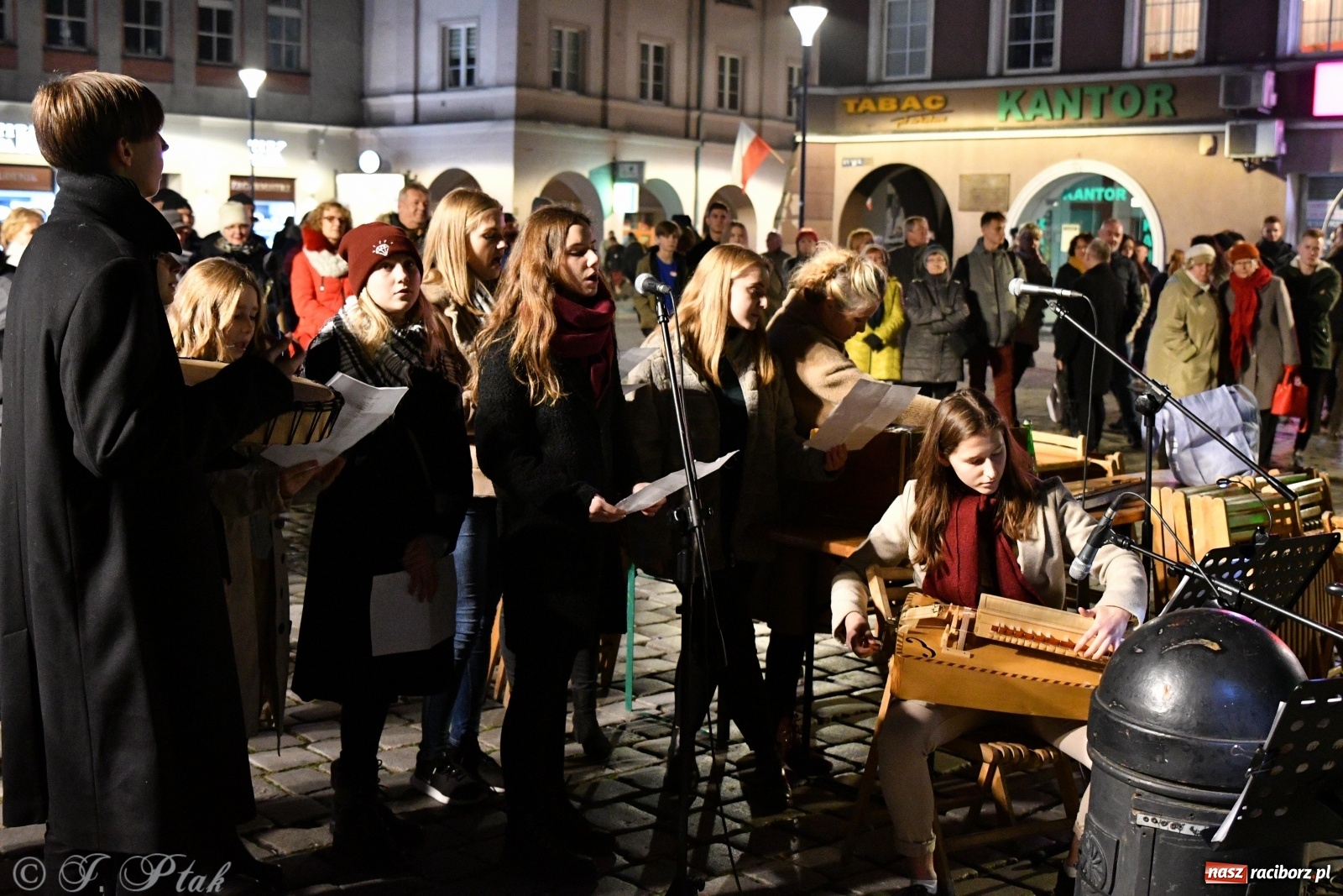 Zdjęcie w galerii na portalu naszraciborz.pl: Racibórz śpiewem świętuje rocznicę odzyskania niepodległości [FOTO i WIDEO] wiadomości z regionu