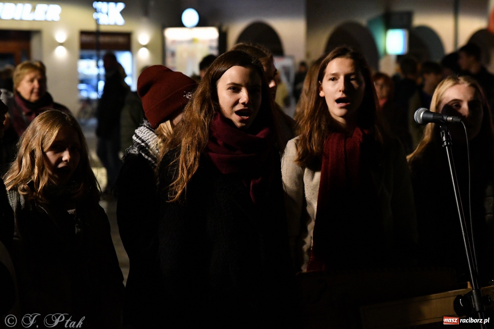 Zdjęcie w galerii na portalu naszraciborz.pl: Racibórz śpiewem świętuje rocznicę odzyskania niepodległości [FOTO i WIDEO] wiadomości z regionu