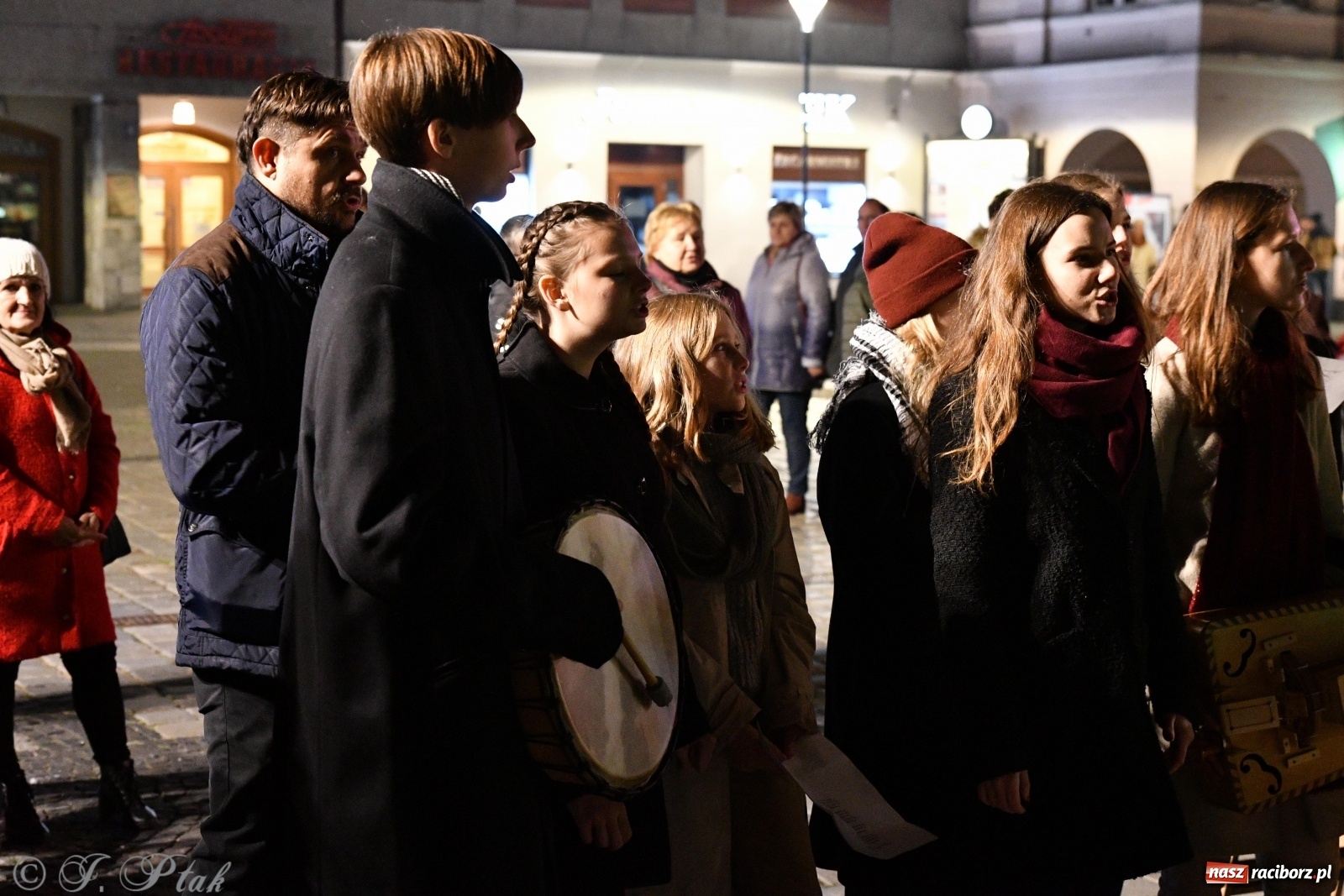 Zdjęcie w galerii na portalu naszraciborz.pl: Racibórz śpiewem świętuje rocznicę odzyskania niepodległości [FOTO i WIDEO] wiadomości z regionu