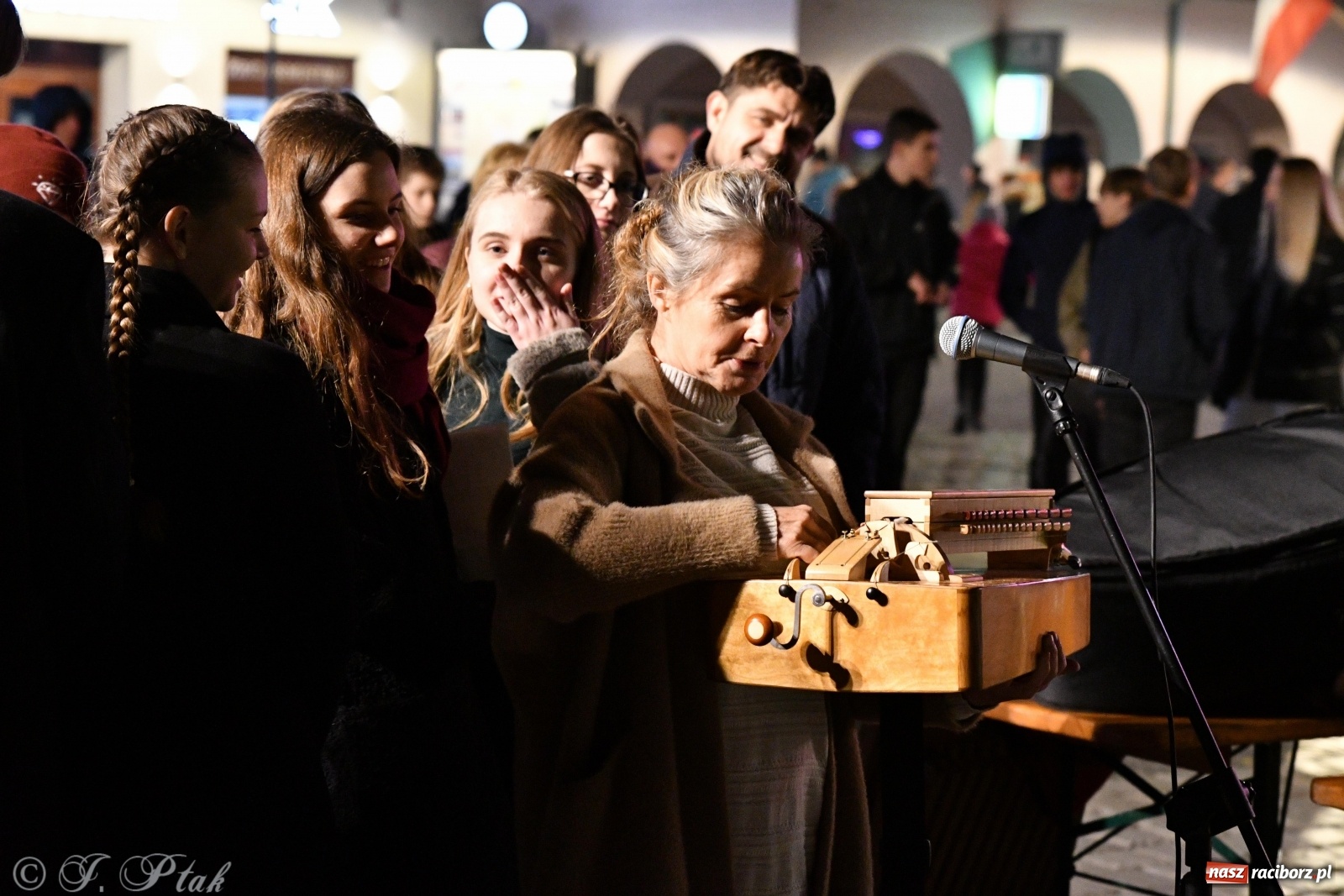 Zdjęcie w galerii na portalu naszraciborz.pl: Racibórz śpiewem świętuje rocznicę odzyskania niepodległości [FOTO i WIDEO] wiadomości z regionu