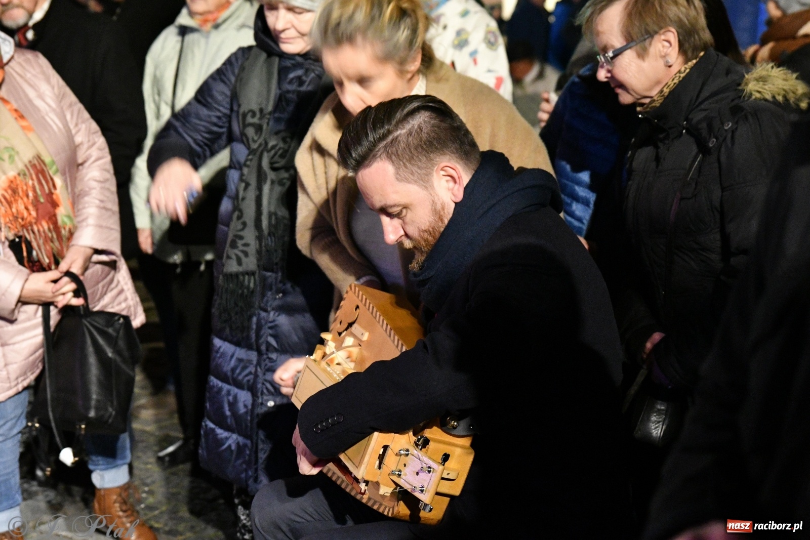 Zdjęcie w galerii na portalu naszraciborz.pl: Racibórz śpiewem świętuje rocznicę odzyskania niepodległości [FOTO i WIDEO] wiadomości z regionu