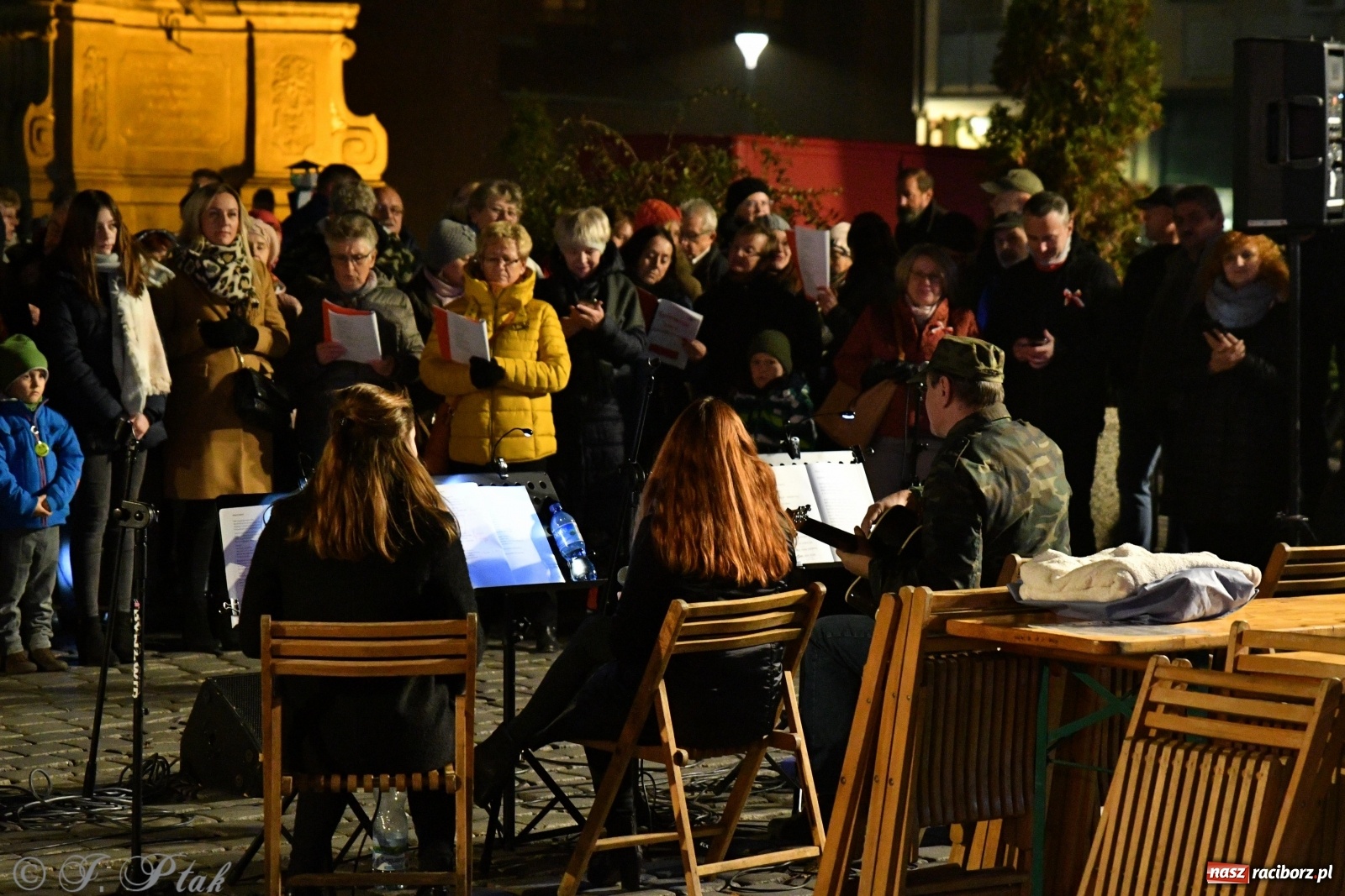 Zdjęcie w galerii na portalu naszraciborz.pl: Racibórz śpiewem świętuje rocznicę odzyskania niepodległości [FOTO i WIDEO] wiadomości z regionu
