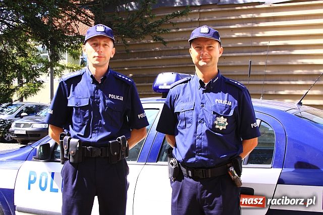 Zdjęcie w galerii na portalu naszraciborz.pl: Spodnie i buty dla dzielnicowych wiadomości z regionu