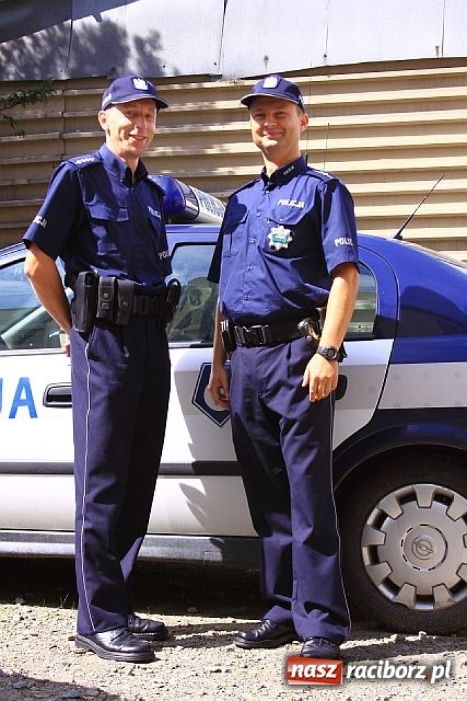 Zdjęcie w galerii na portalu naszraciborz.pl: Spodnie i buty dla dzielnicowych wiadomości z regionu