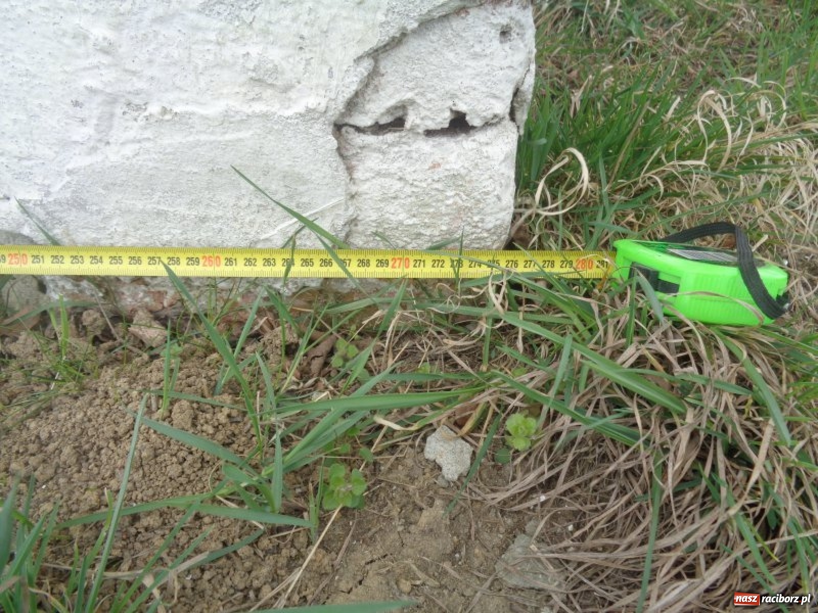 Zdjęcie w galerii na portalu naszraciborz.pl: Kapliczka na Grobli z nowym dachem. Miejsce upamiętnia powstańców wiadomości z regionu