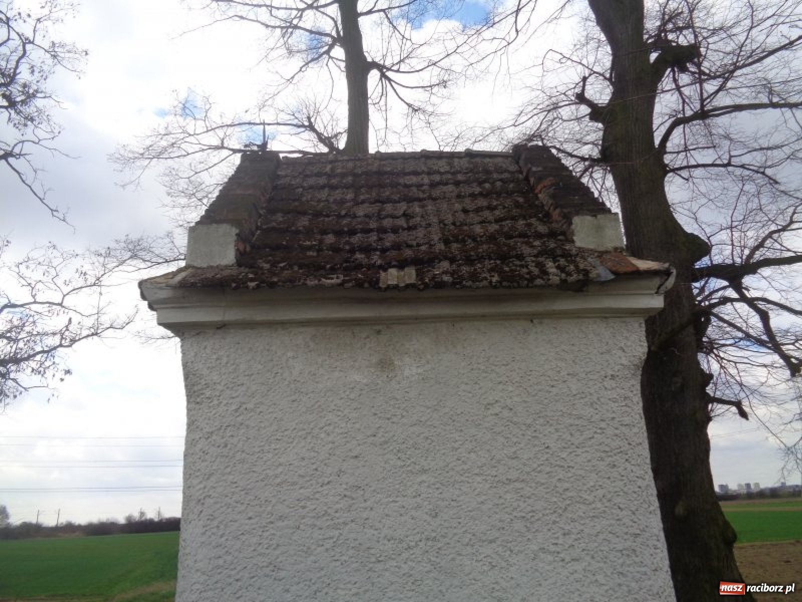 Zdjęcie w galerii na portalu naszraciborz.pl: Kapliczka na Grobli z nowym dachem. Miejsce upamiętnia powstańców wiadomości z regionu